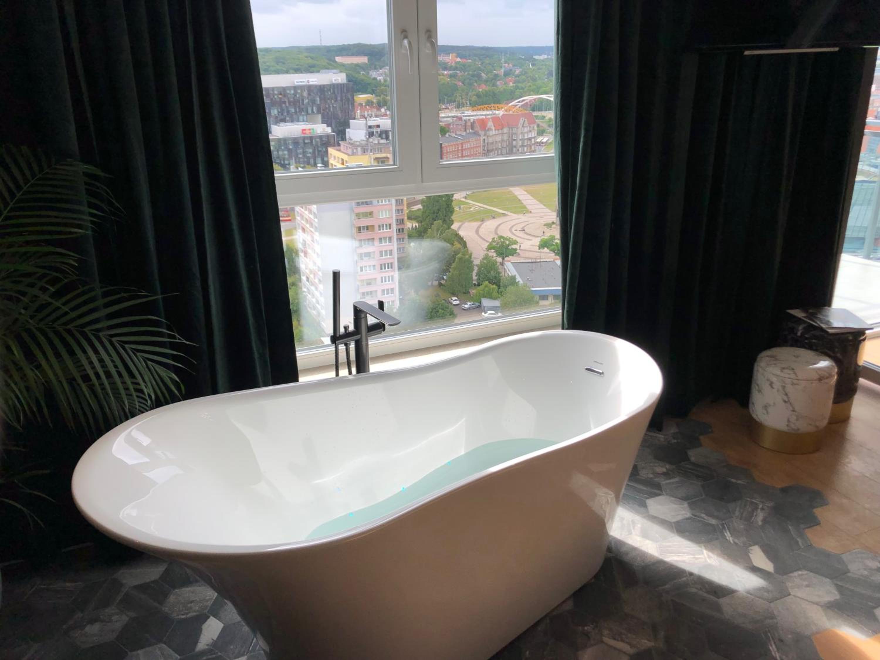 Hotel Jacuzzi Suite - Image 1