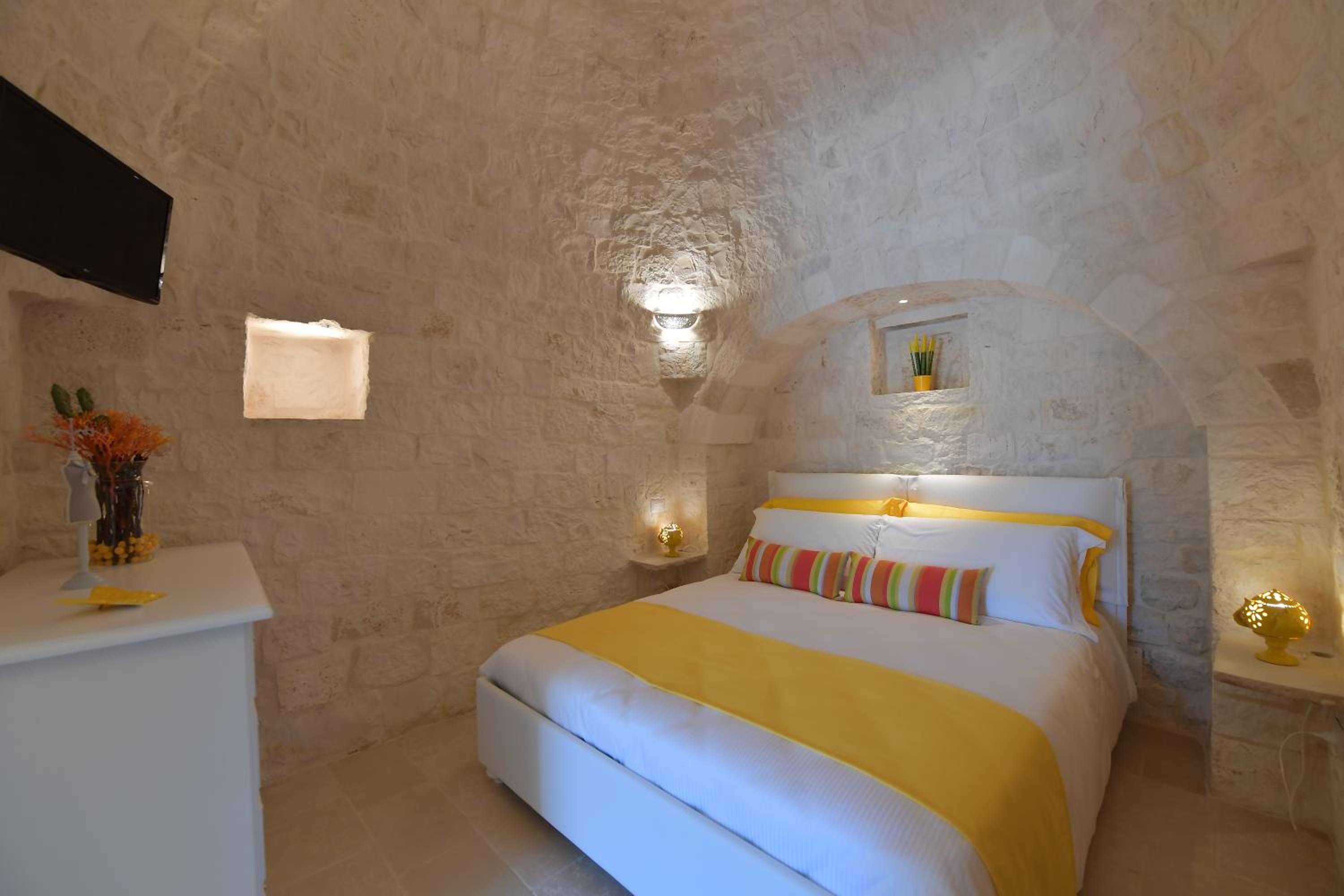 Trulli Santa Croce Luxury Holidays - piscina privata fino a 8 persone view 5