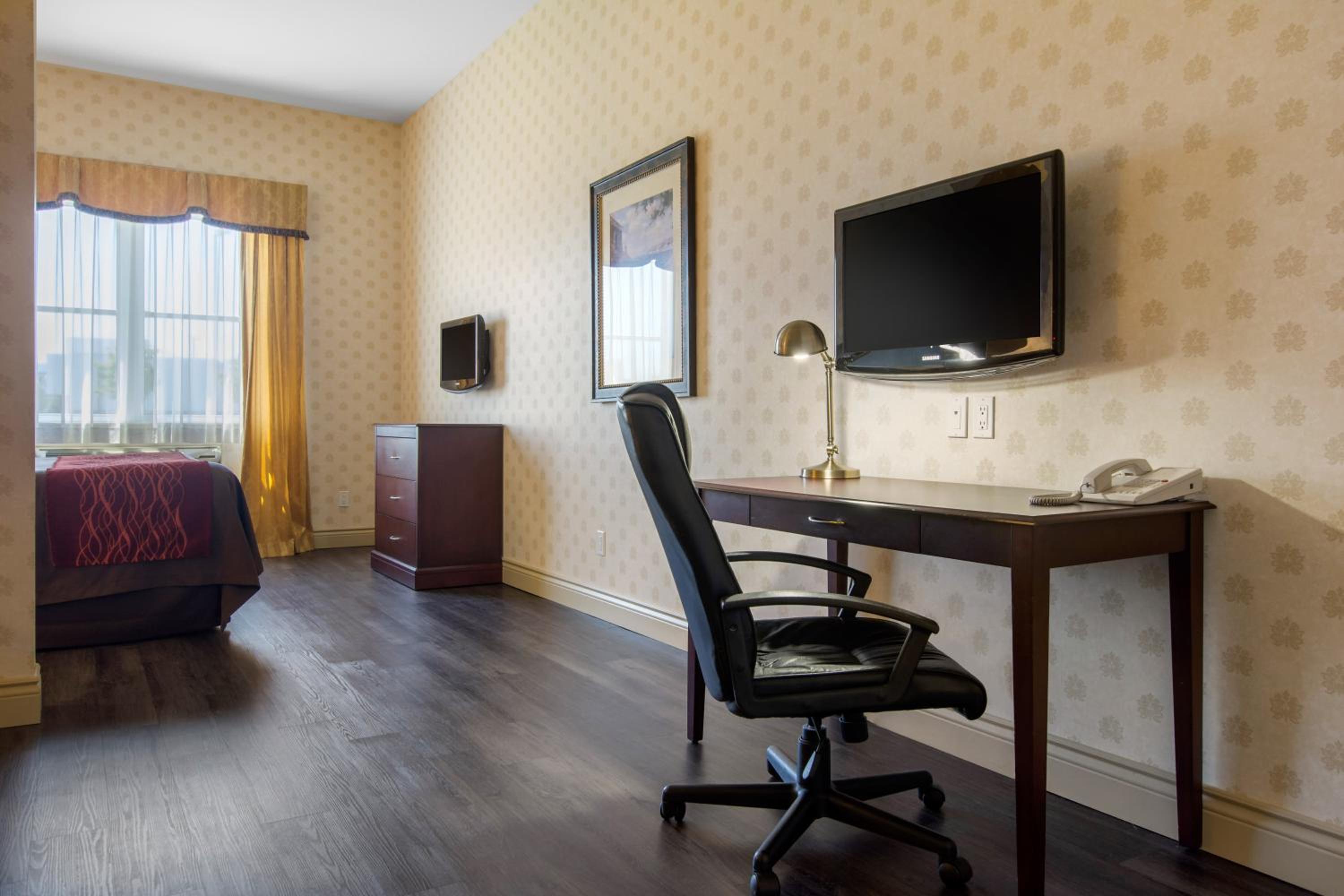Levis Vacations - Comfort Inn  Suites - Property Image 12