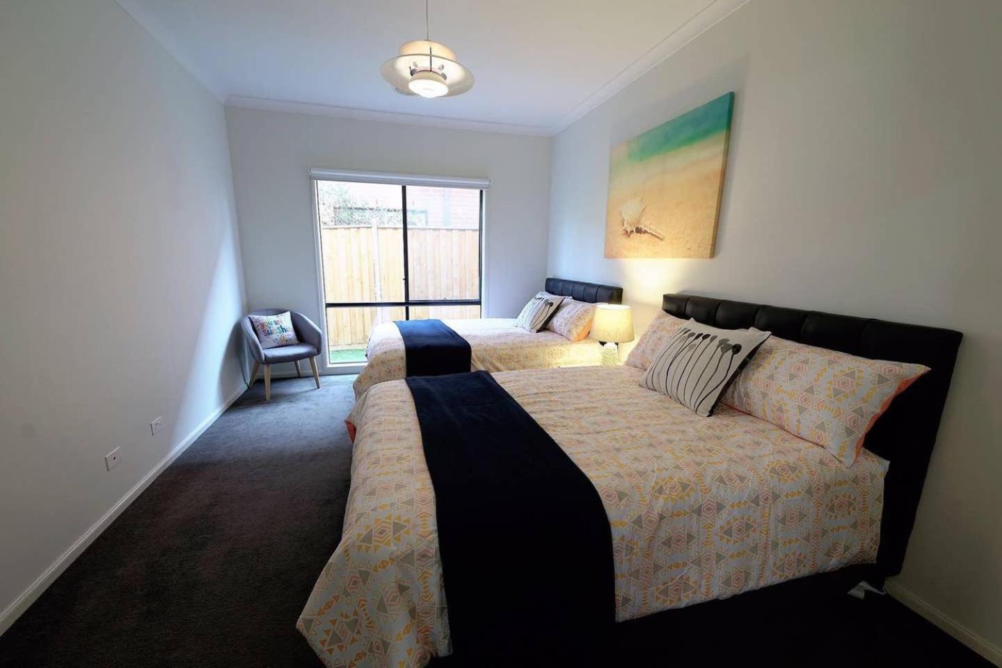 Luxury 9 BRM house in Melbourne view 4