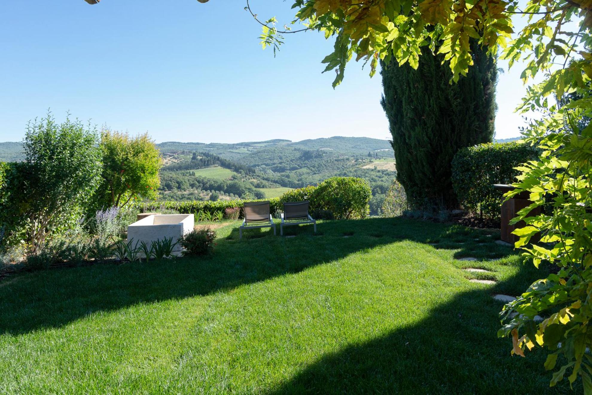 Luxury Serviced Cottage in a Historical Chianti Borgo view 3