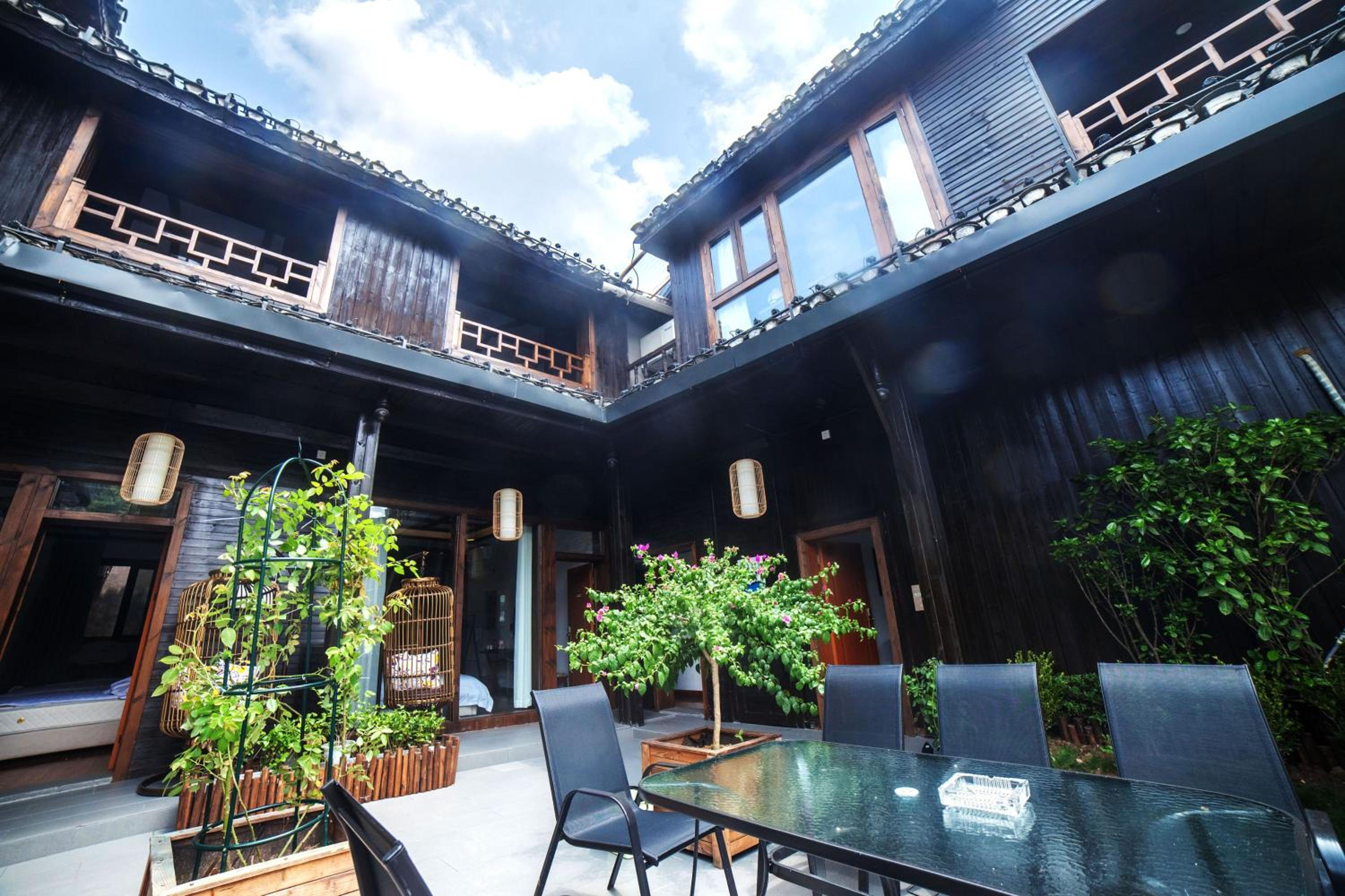 Fenghuang Slowly Time Inn