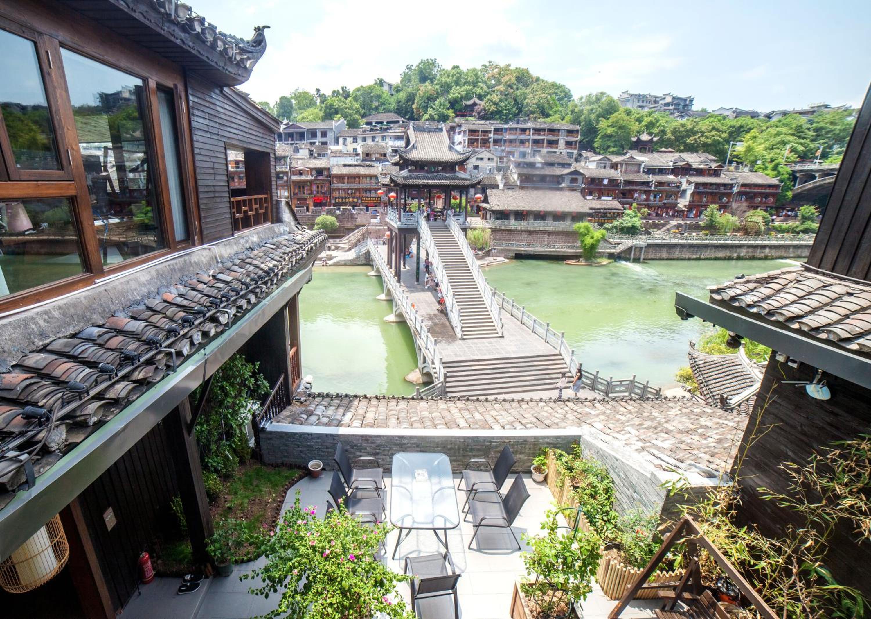 Fenghuang Slowly Time Inn