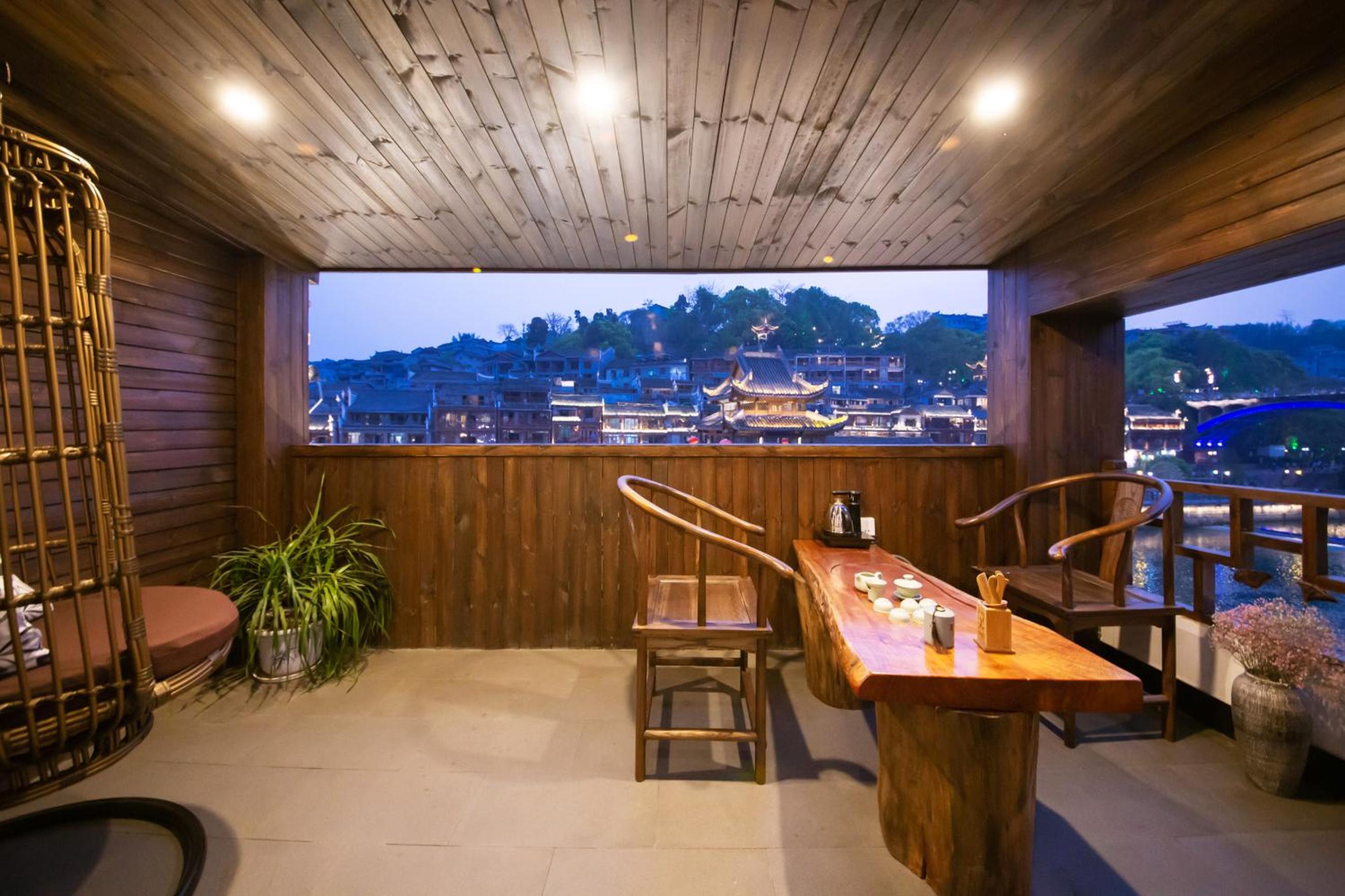 Fenghuang Slowly Time Inn
