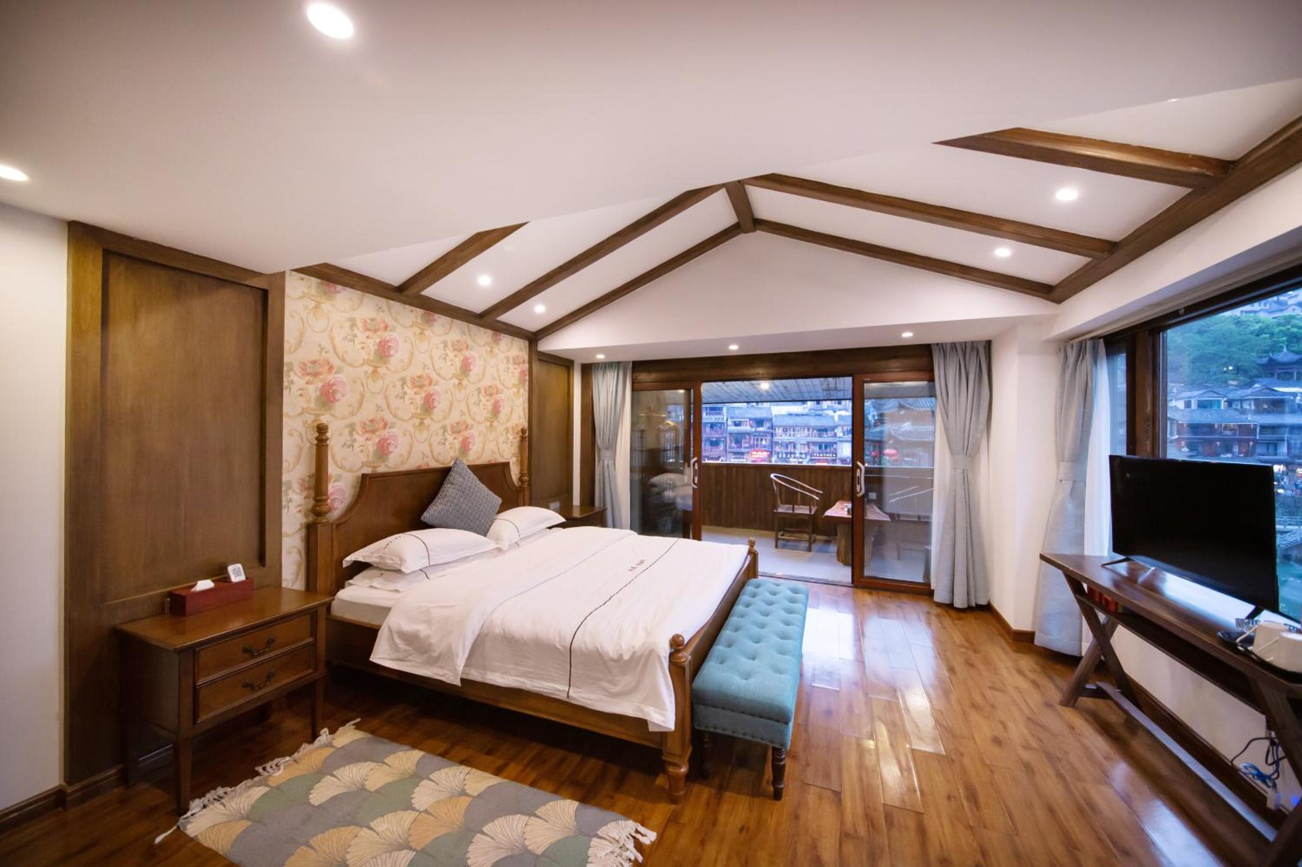 Fenghuang Slowly Time Inn