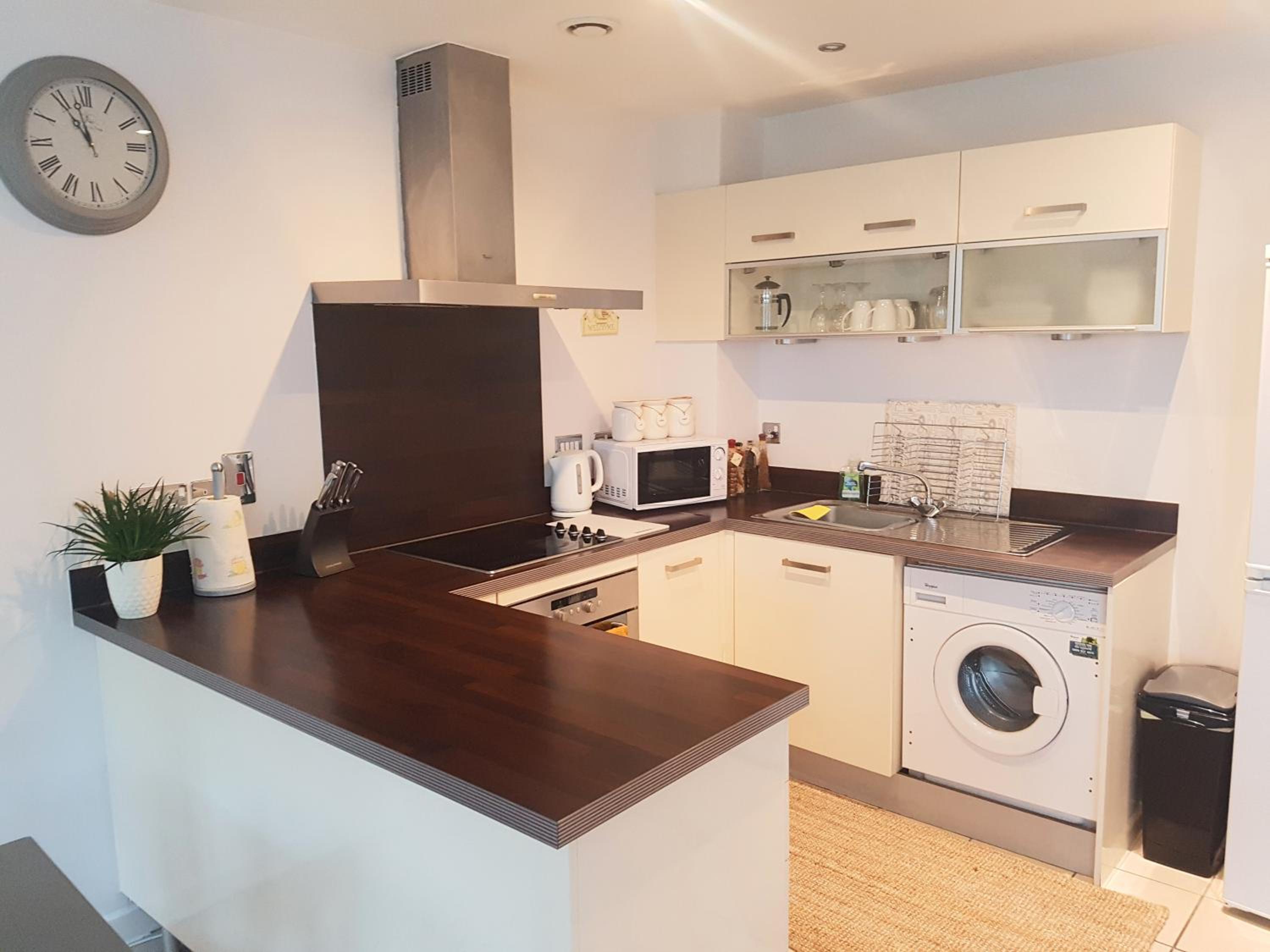 3 Bed Luxury Town Center Apartment with 50 inch 4K TV (Netflix & NowTV Ent. Pass) view 4
