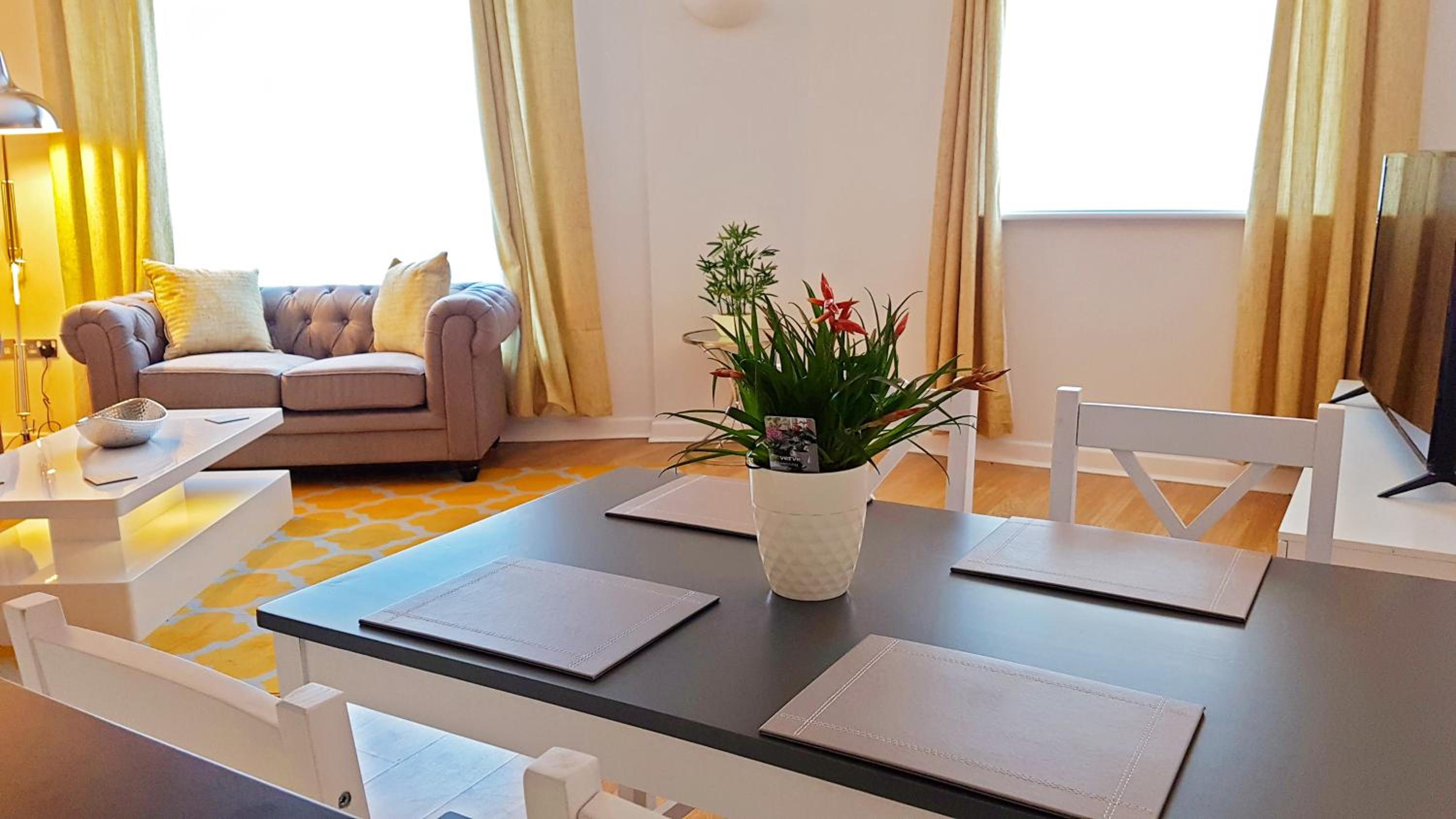 3 Bed Luxury Town Center Apartment with 50 inch 4K TV (Netflix & NowTV Ent. Pass) view 5