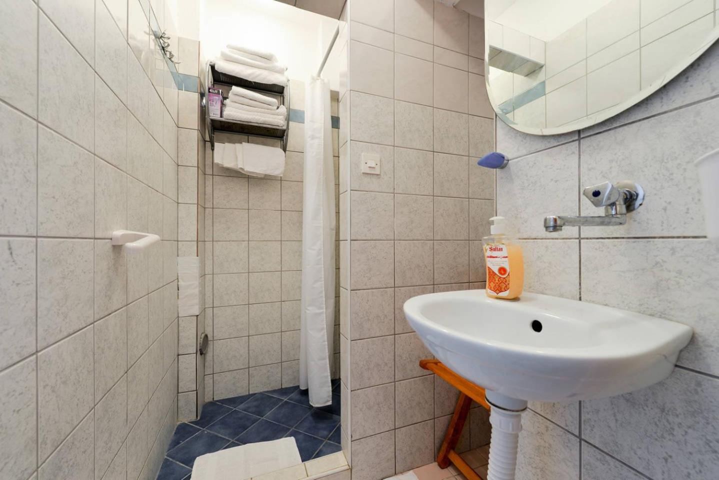 Rooms & Apartment Hegic with parking