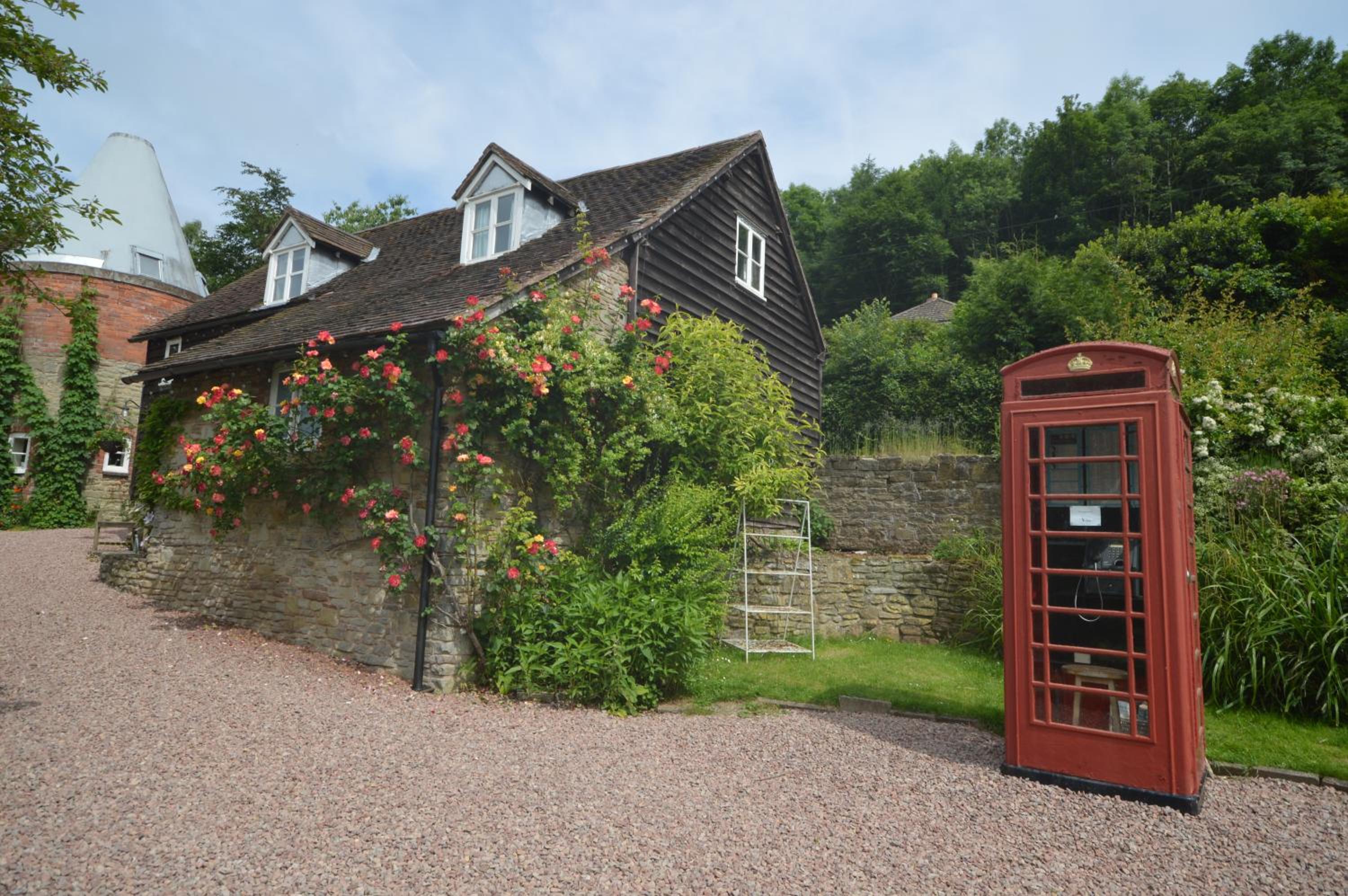Whitewells Farm Cottages - 7 exceptionally well appointed pet friendly barn conversions set in 10 acres of gardens, fields and woodland suitable from 2 to 