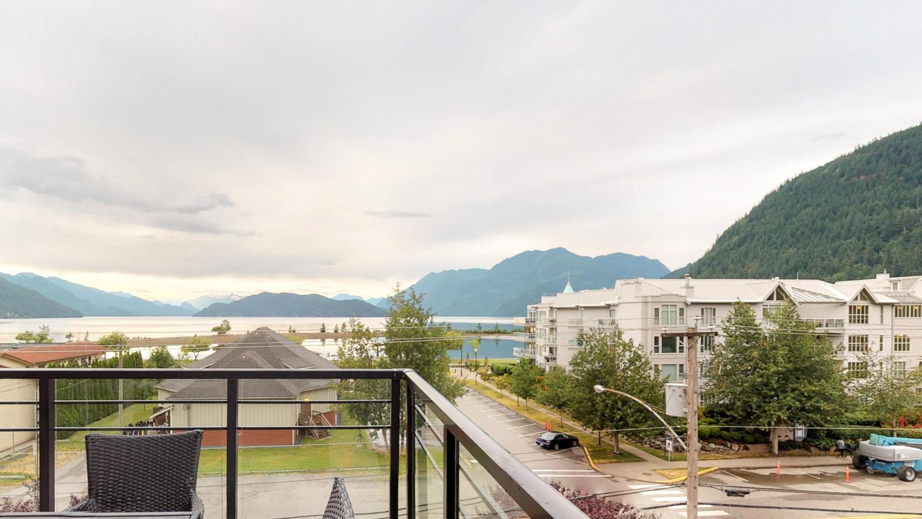 Harrison Lake View Suites