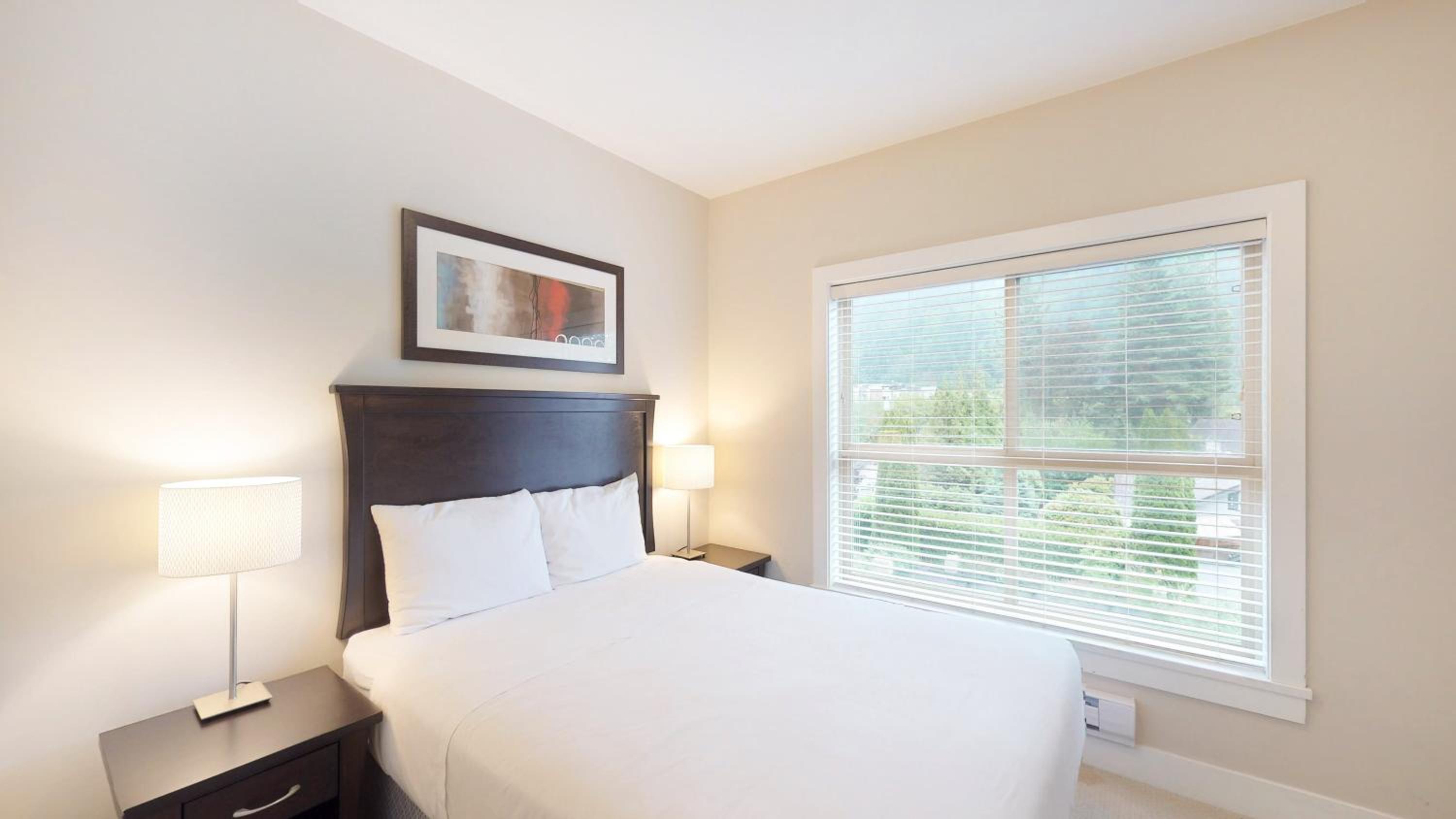Harrison Lake View Suites - Image 4