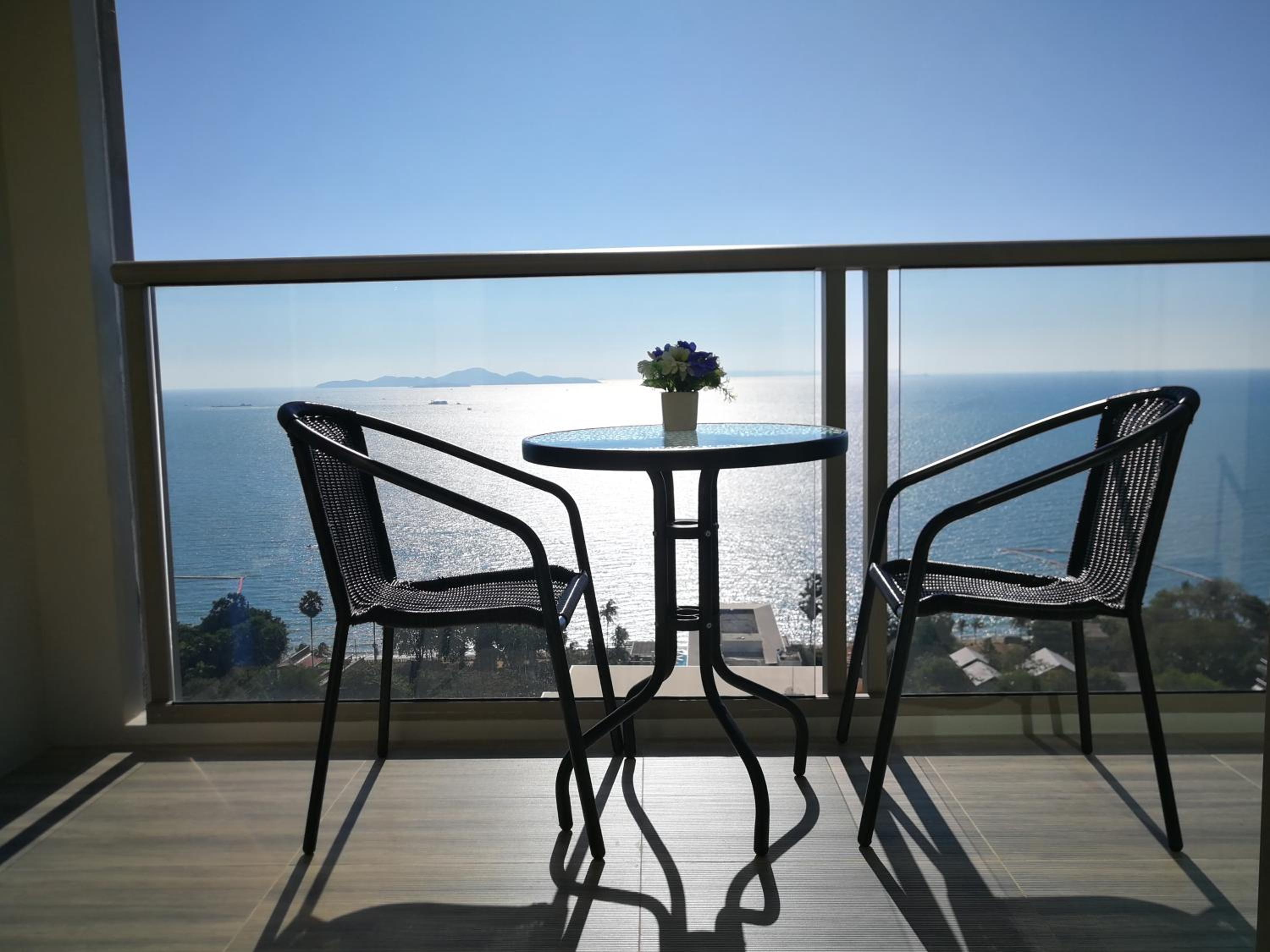 The Riviera Wongamat Hong Apartment