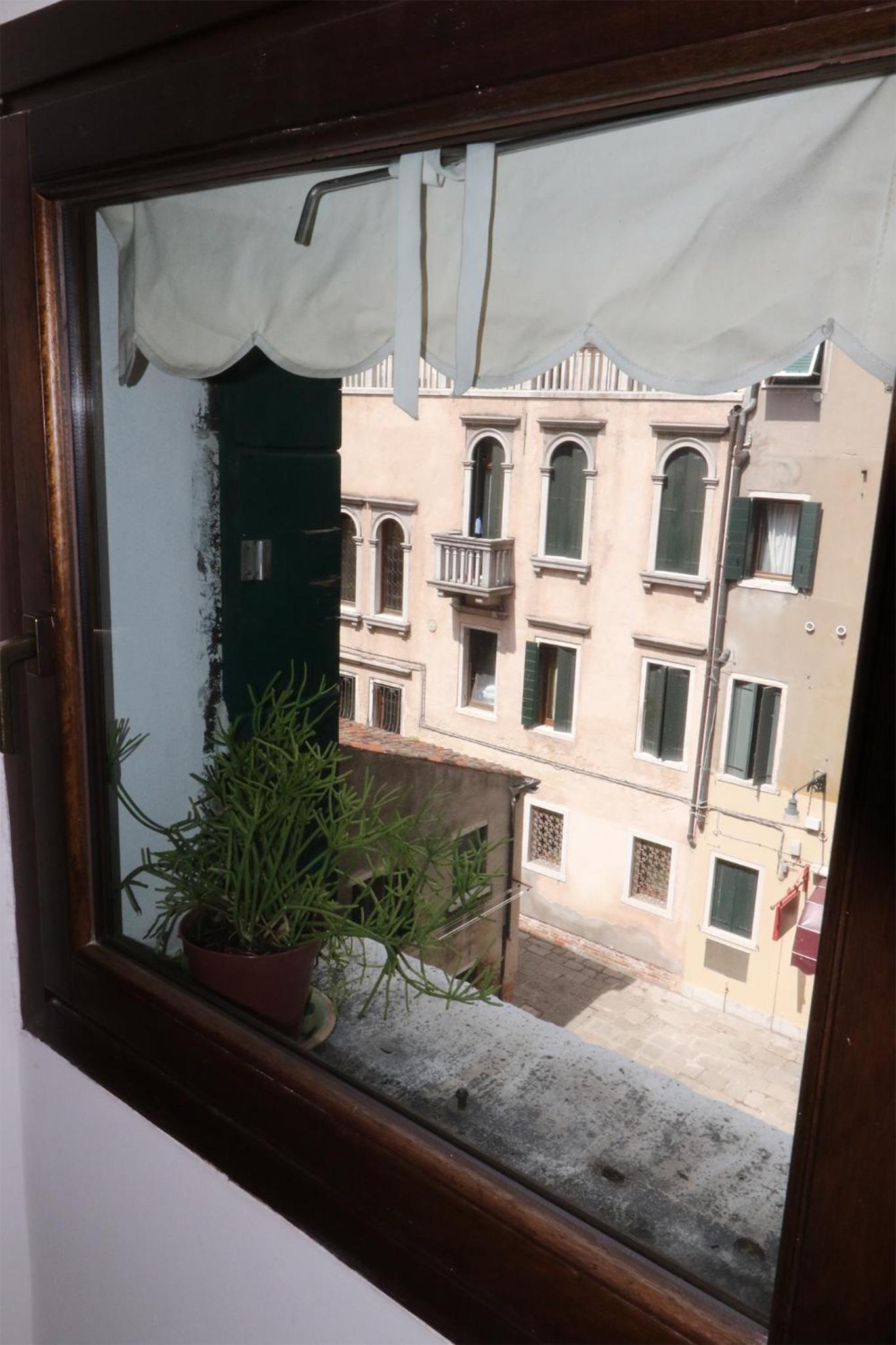 Al Mezzanino, Palazzo Torniello
