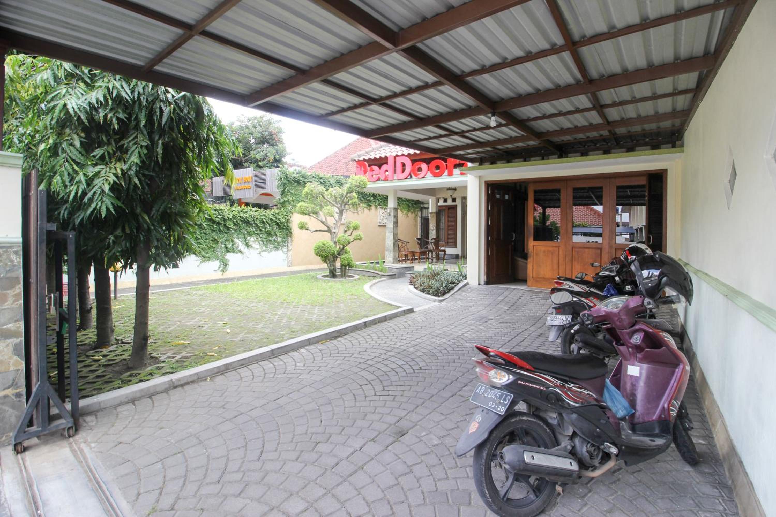 RedDoorz plus @ Tegal Panggung view 5