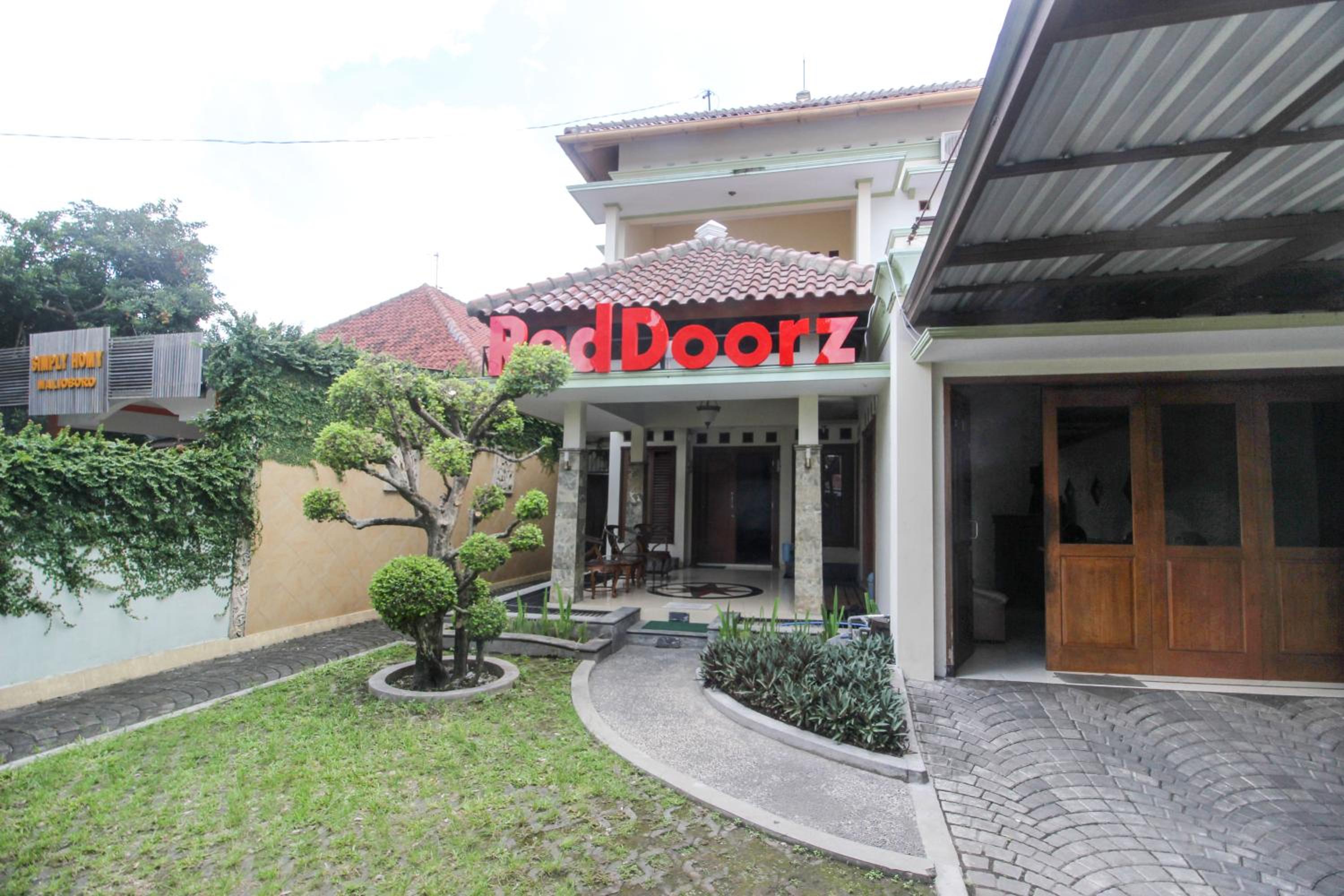 RedDoorz plus @ Tegal Panggung view 2