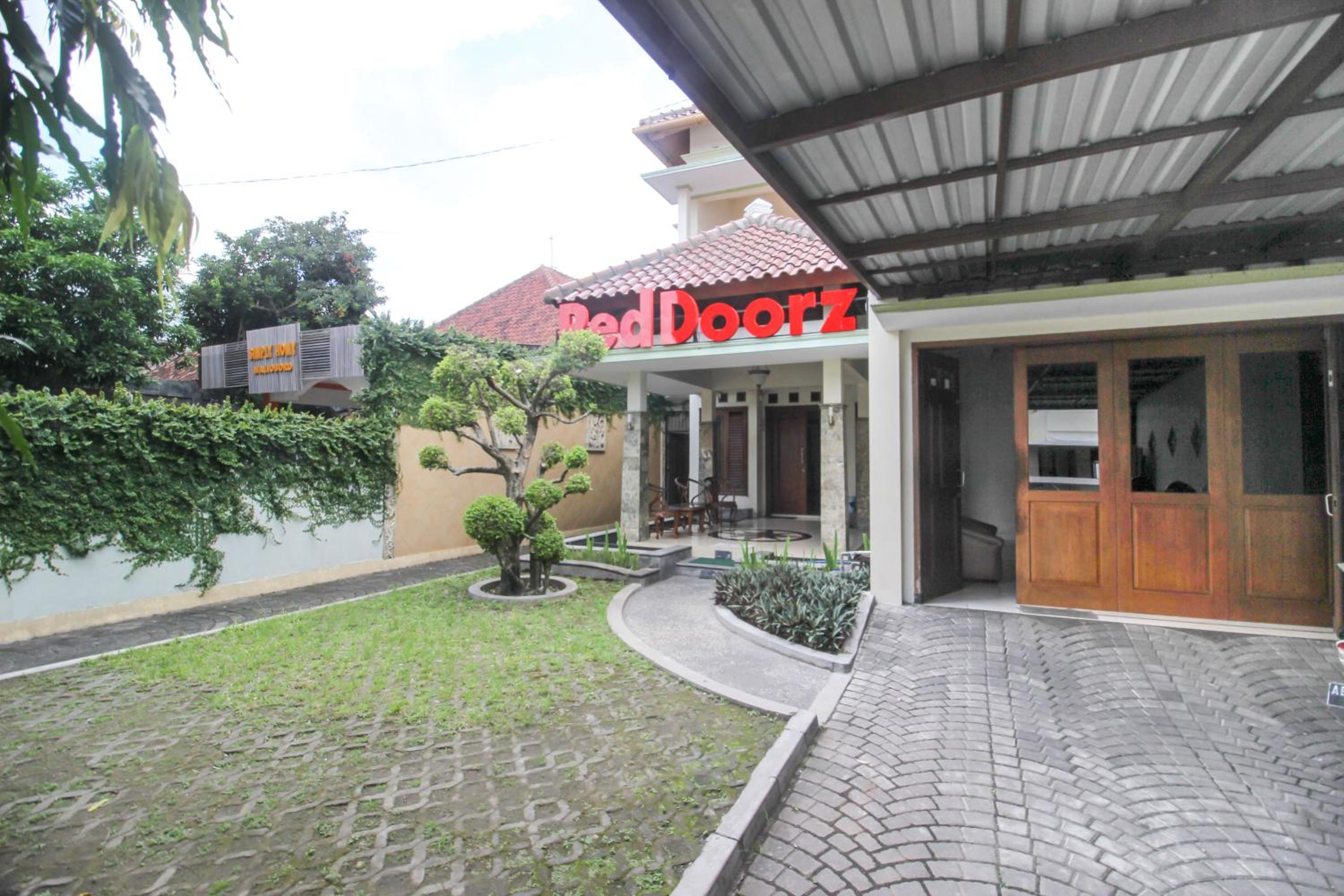 RedDoorz plus @ Tegal Panggung view 4
