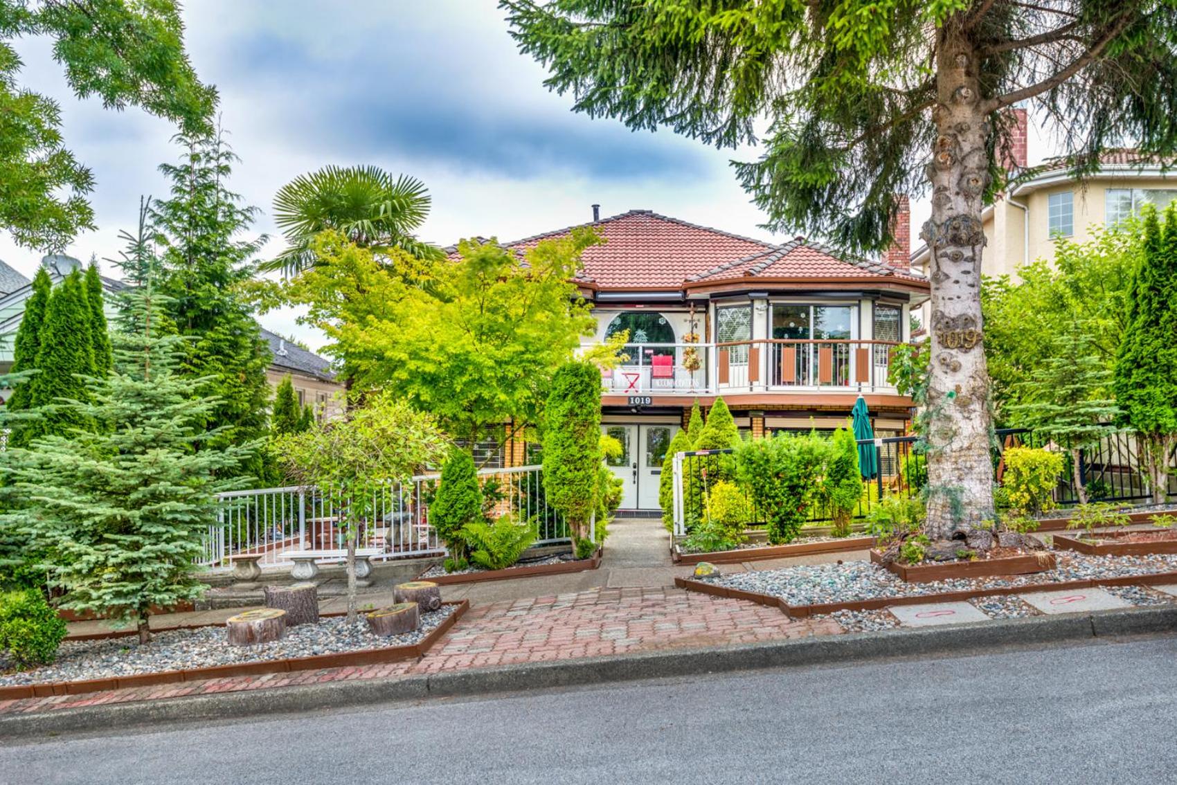 Diana's Luxury Bed and Breakfast - Image 1