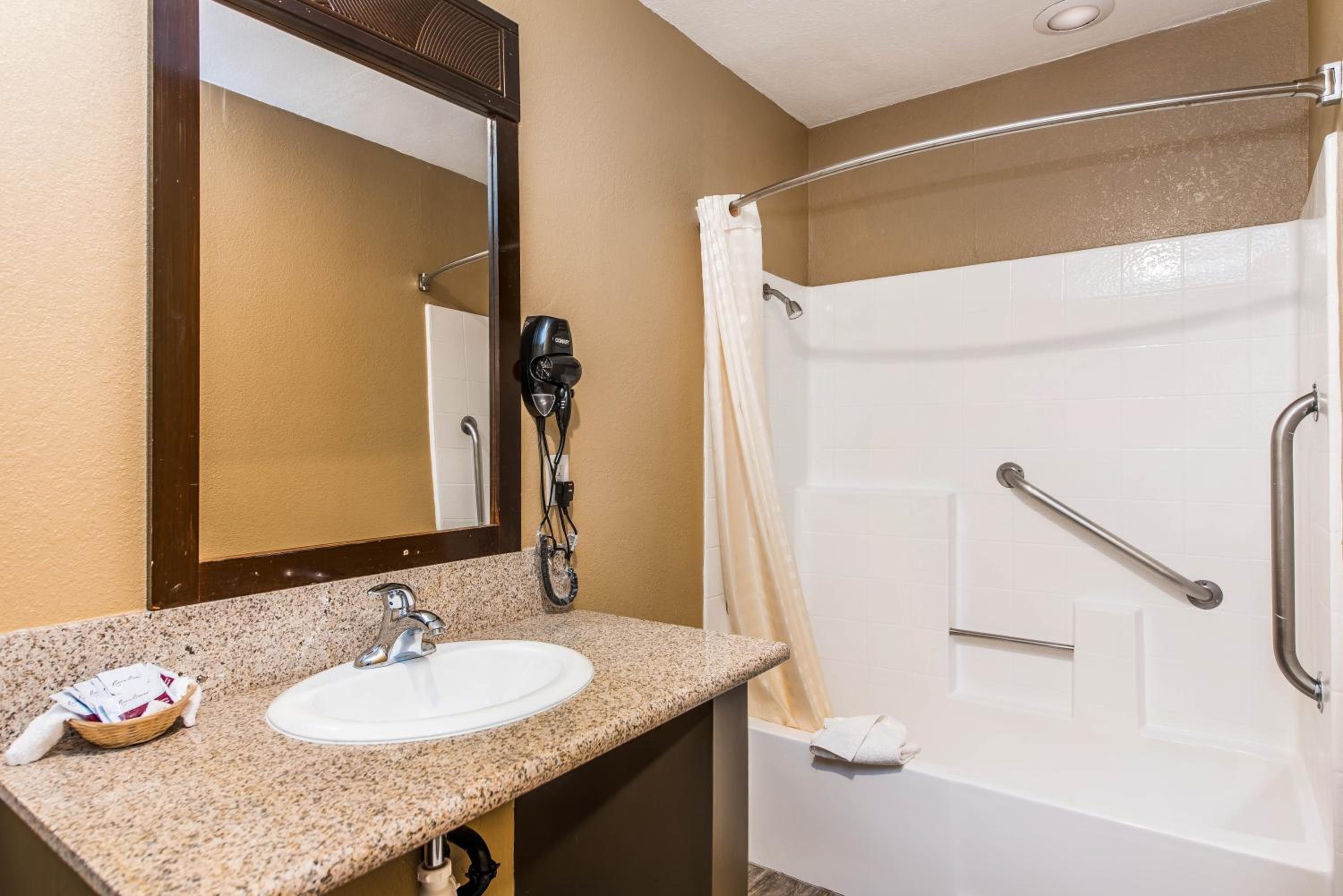 Norwalk CA Vacations - Budget Inn Anaheim / Santa Fe Springs - Property Image 6