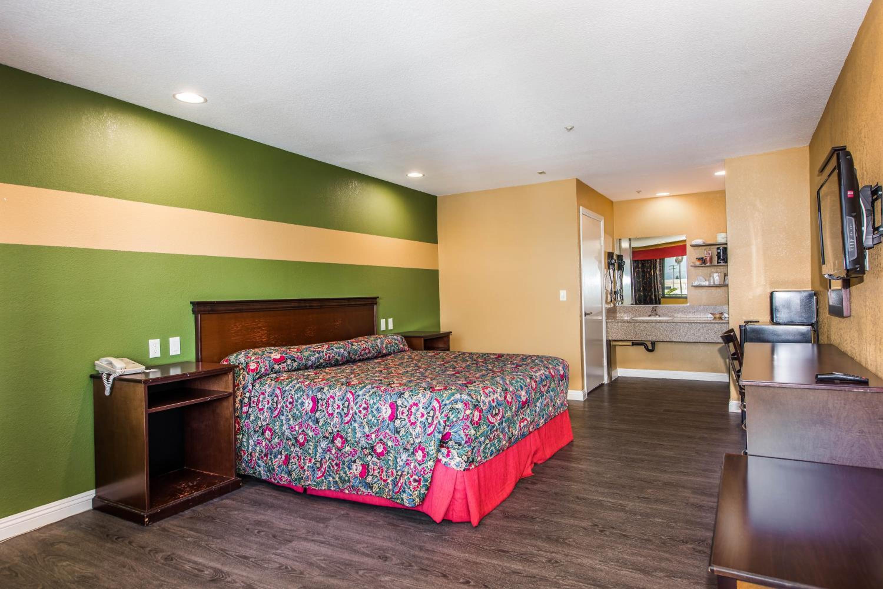 Norwalk CA Vacations - Budget Inn Anaheim / Santa Fe Springs - Property Image 11
