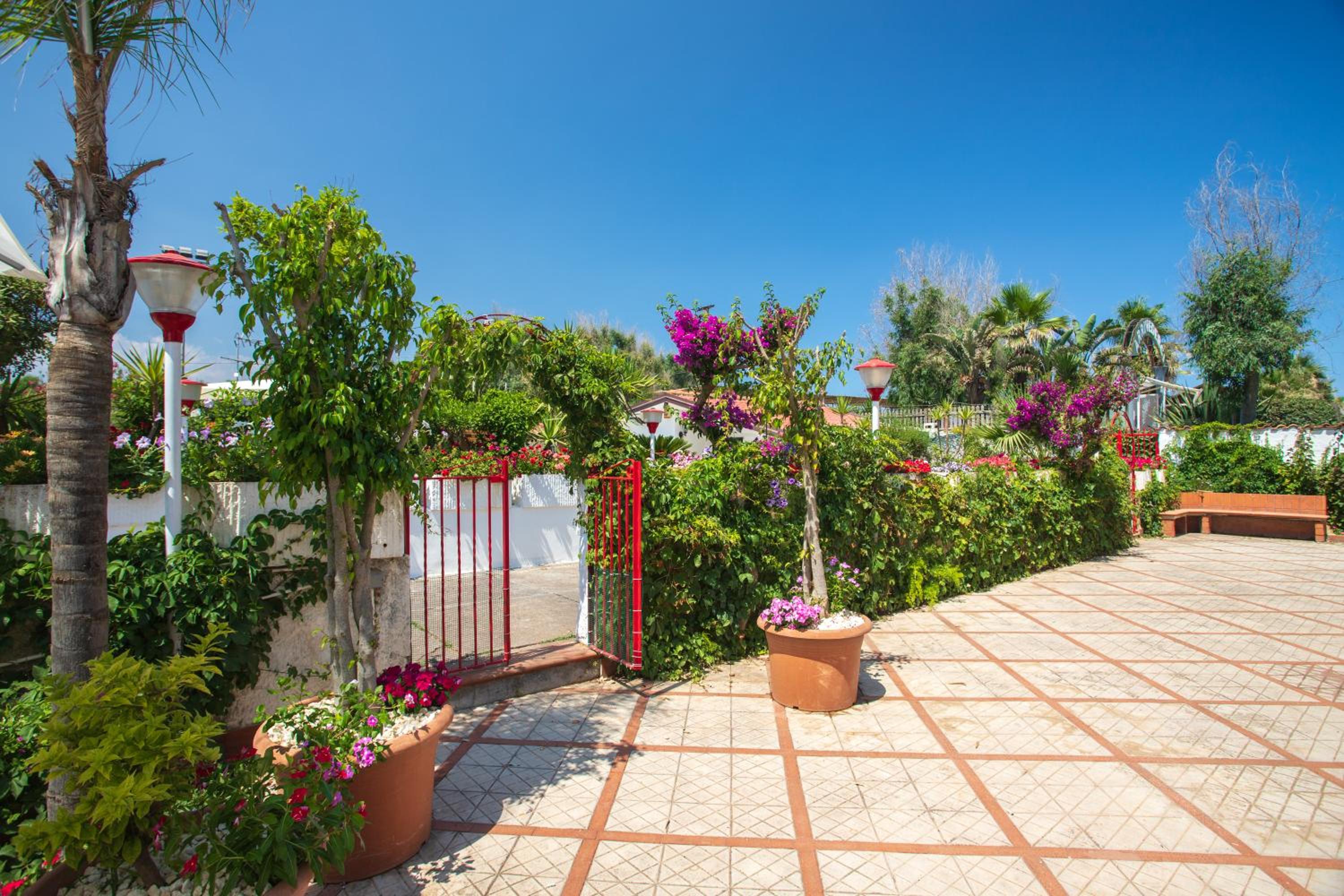 Villa On the Sea Le Capannine view 4