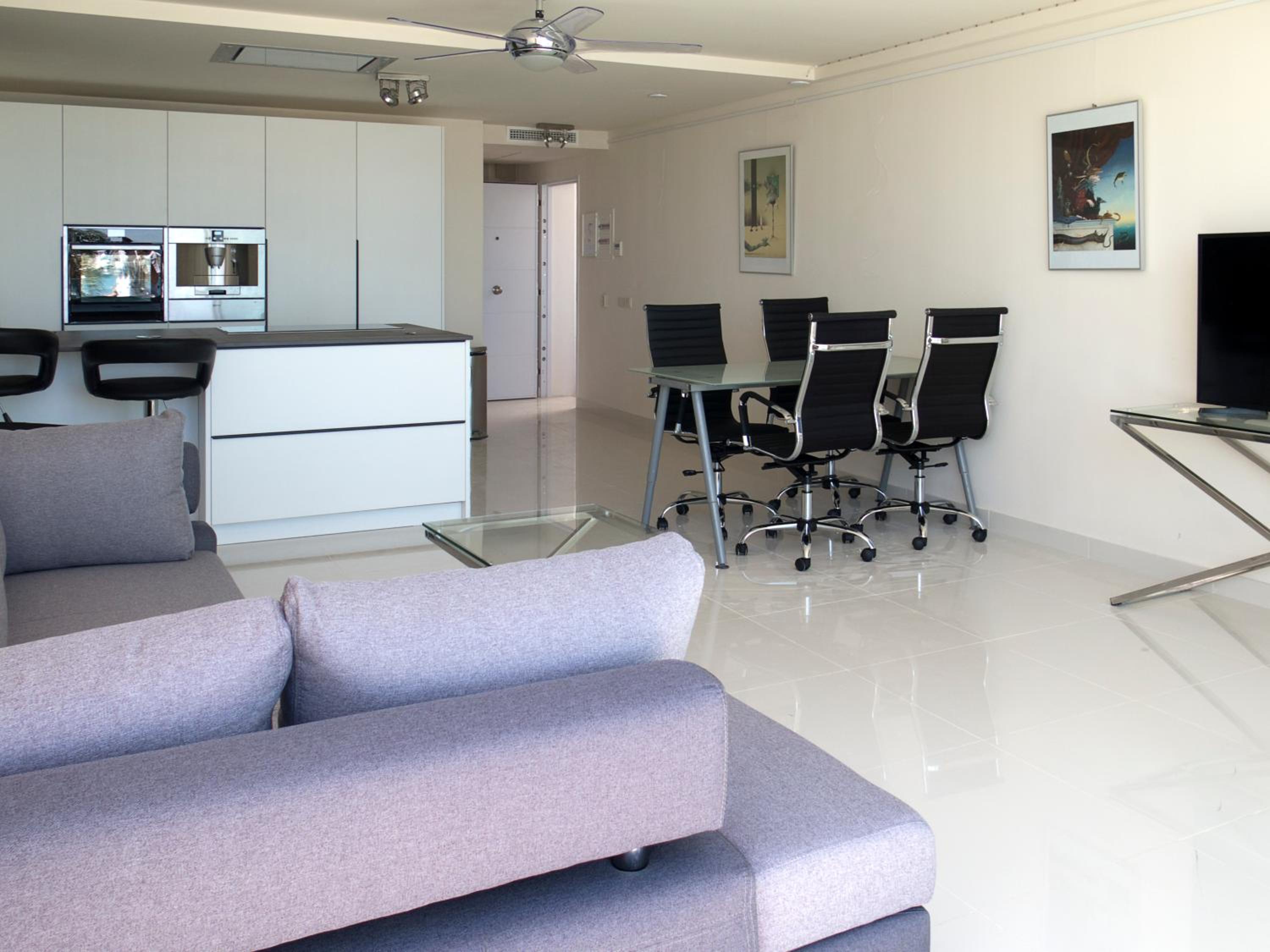 FRONT PORT LINE SLEEPS 6 view 3