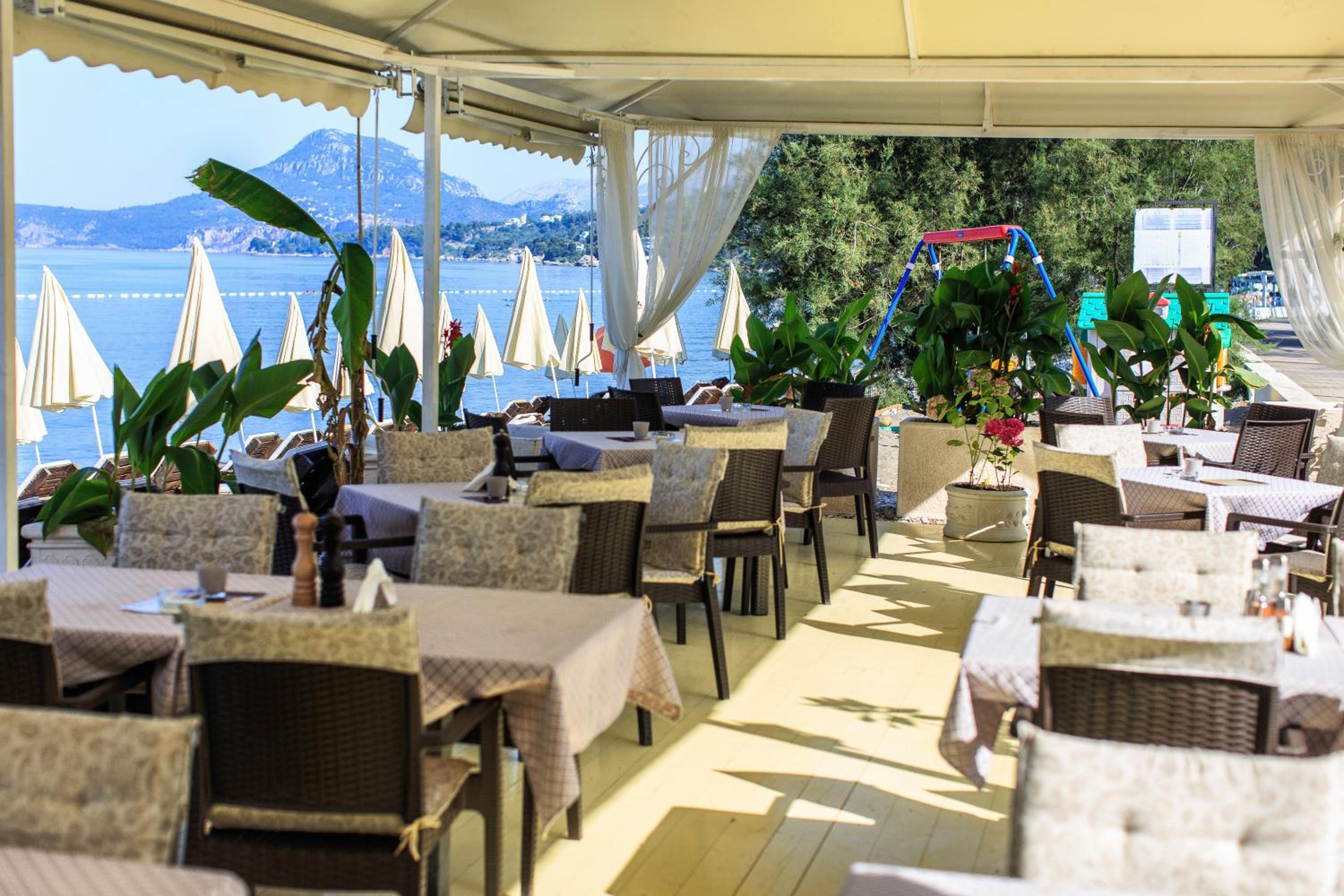 Apartments Kuce Lekovica Beach & snack bar- Bistro
