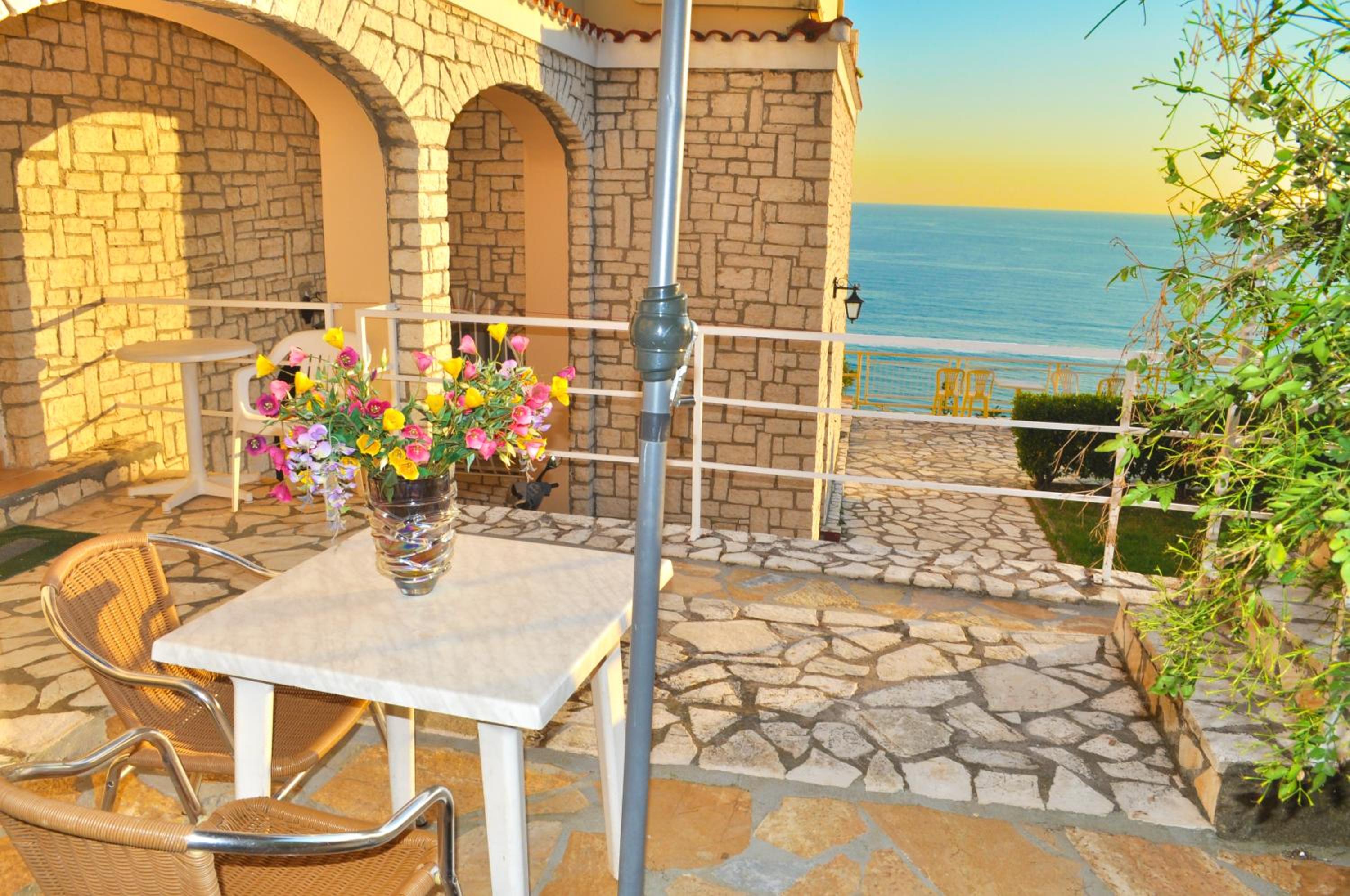 Studio apartments maria with pool in Agios Gordios Beach