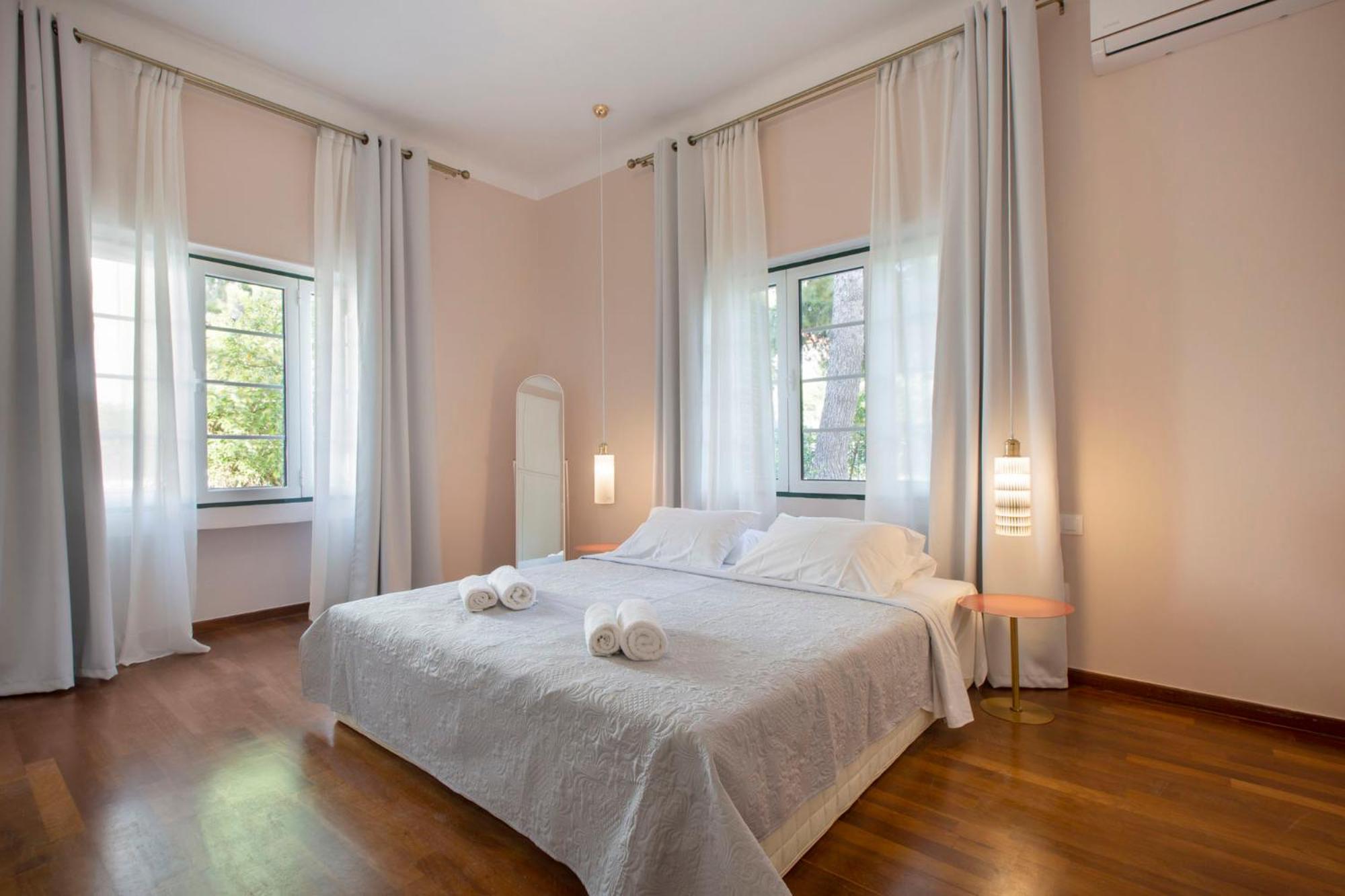 Glyfada Villa 6BR 16ppl Private Pool 300m to Beach