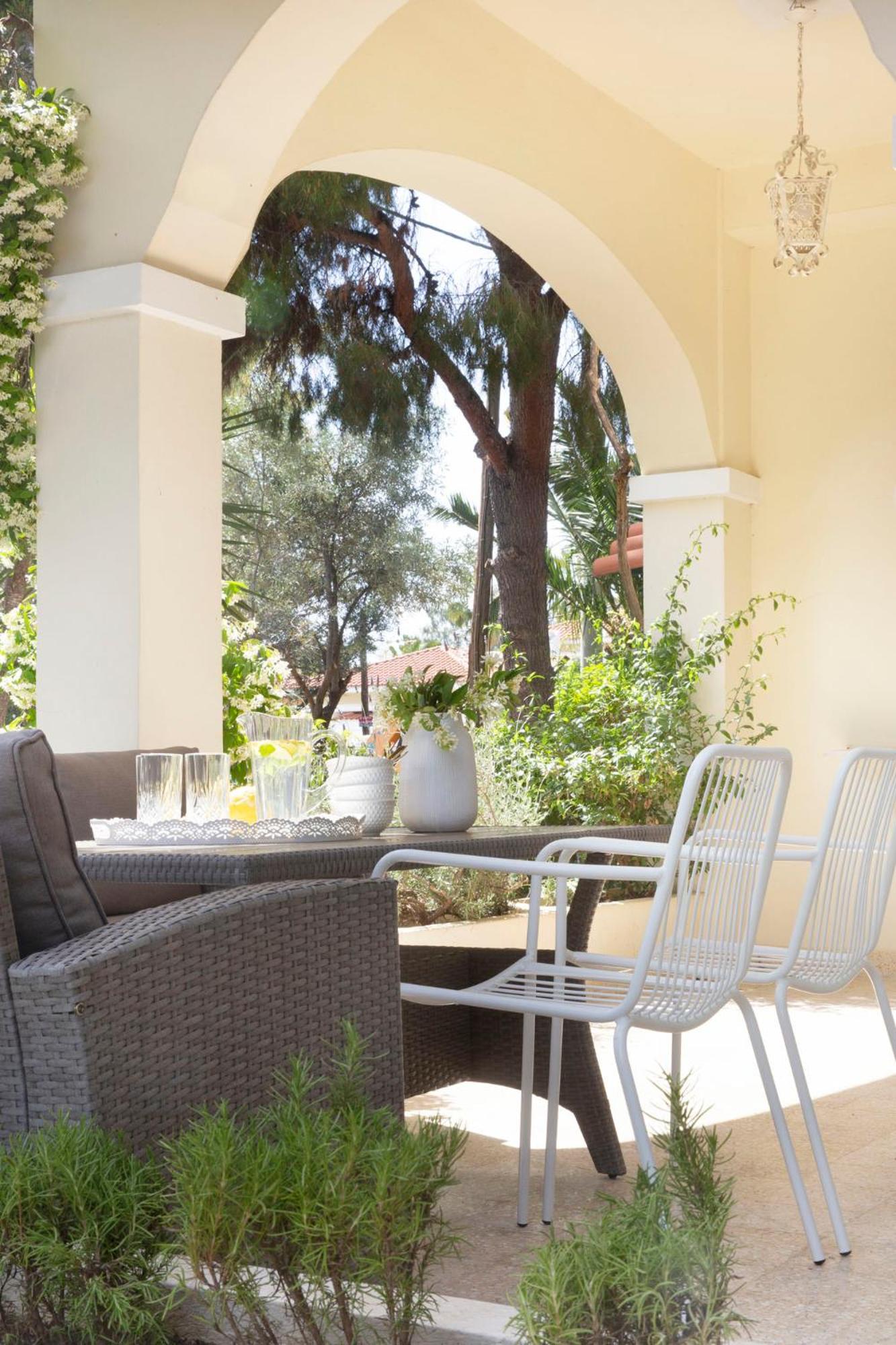 Glyfada Villa 6BR 16ppl Private Pool 300m to Beach