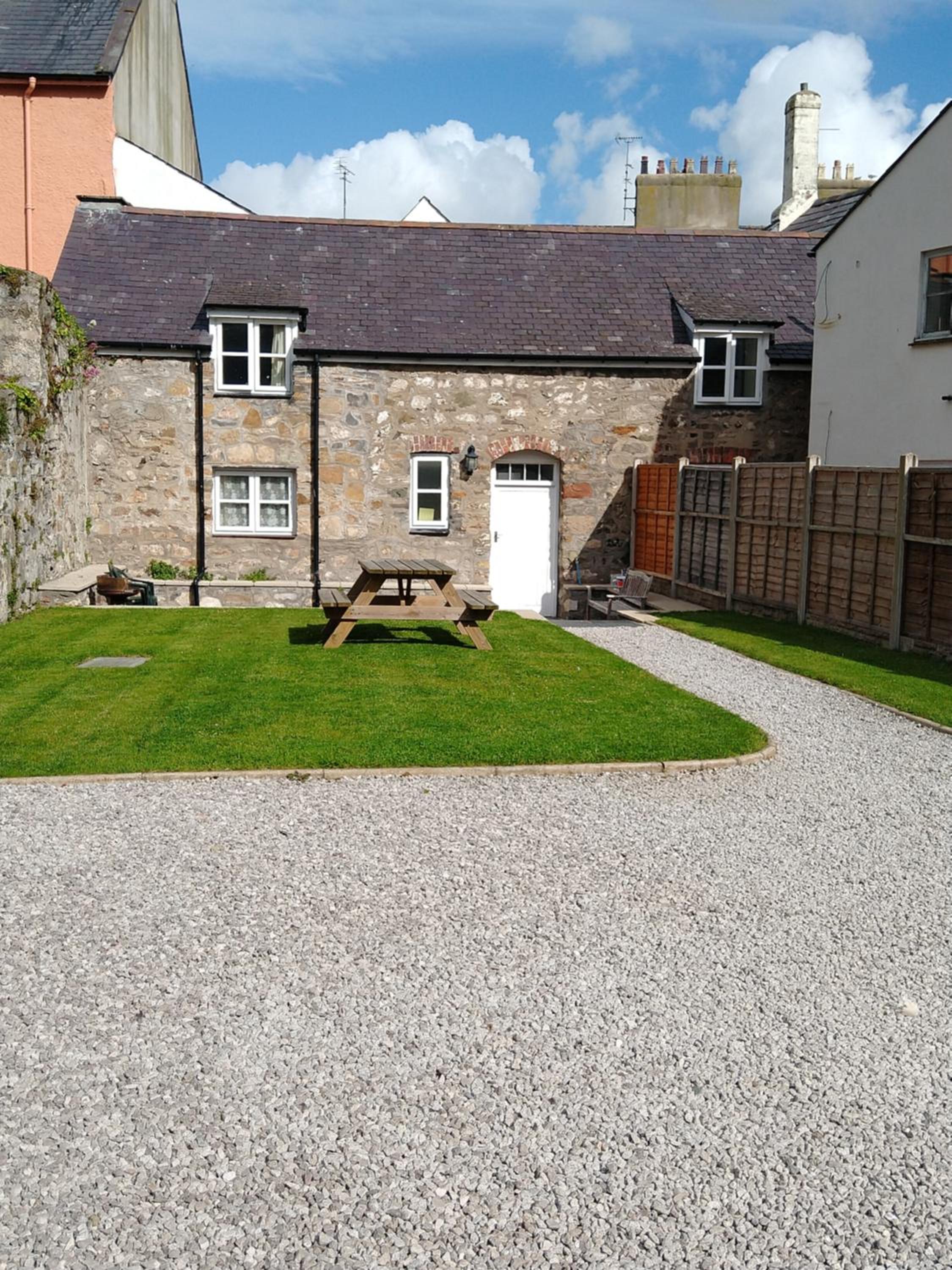 Castle Square Apartments Beaumaris view 2