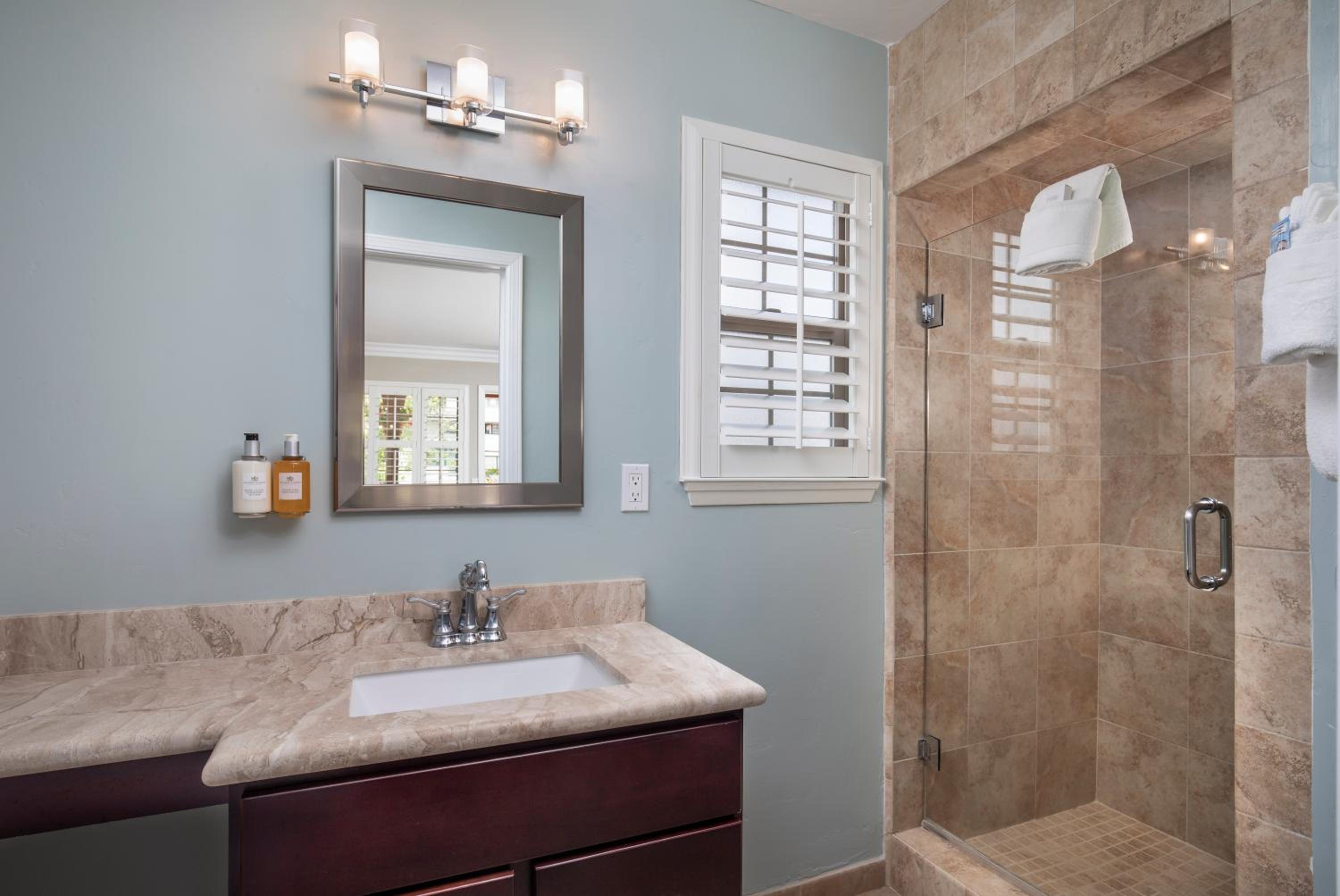 Candle Light Inn - Property Image 12