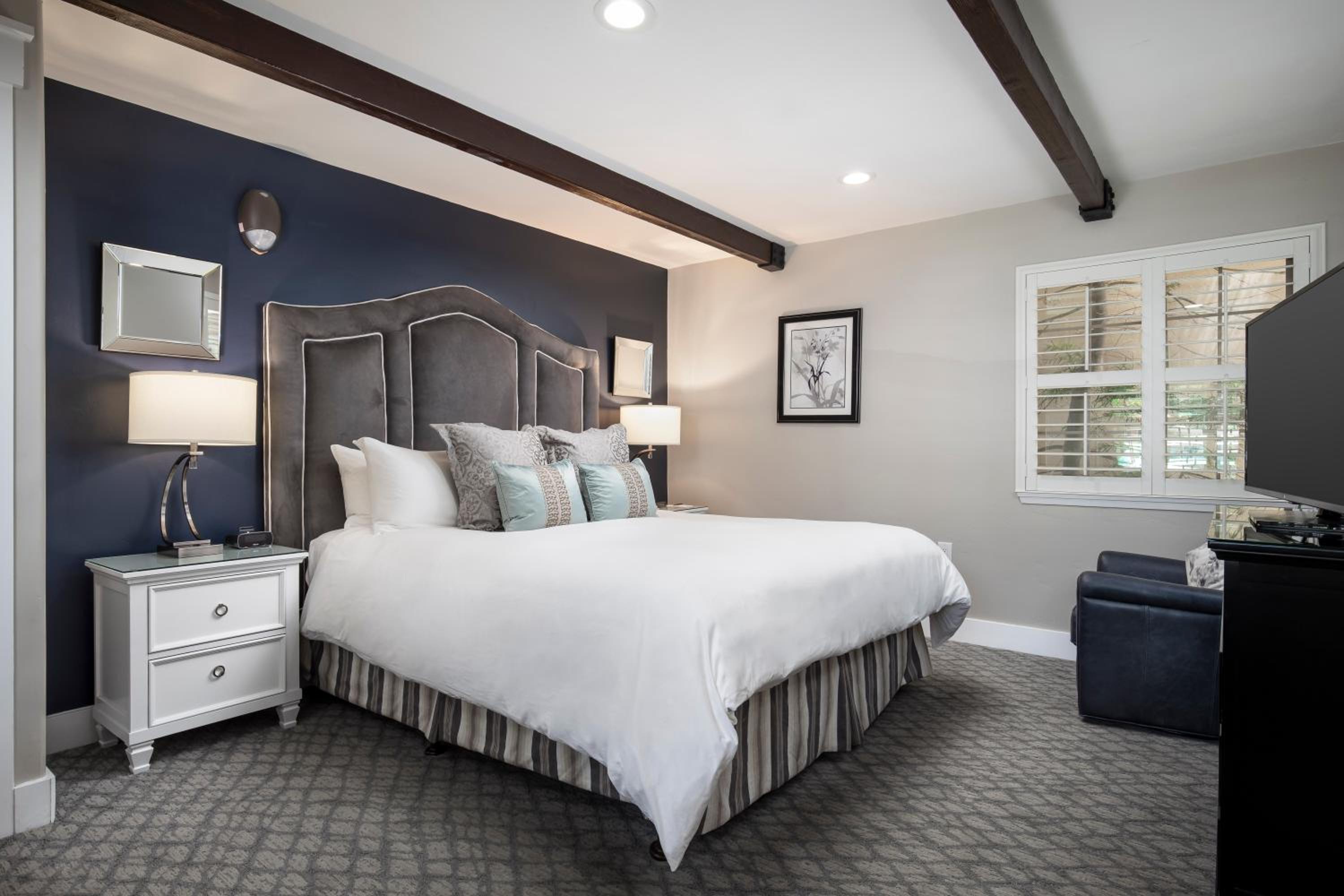 Candle Light Inn - Property Image 1