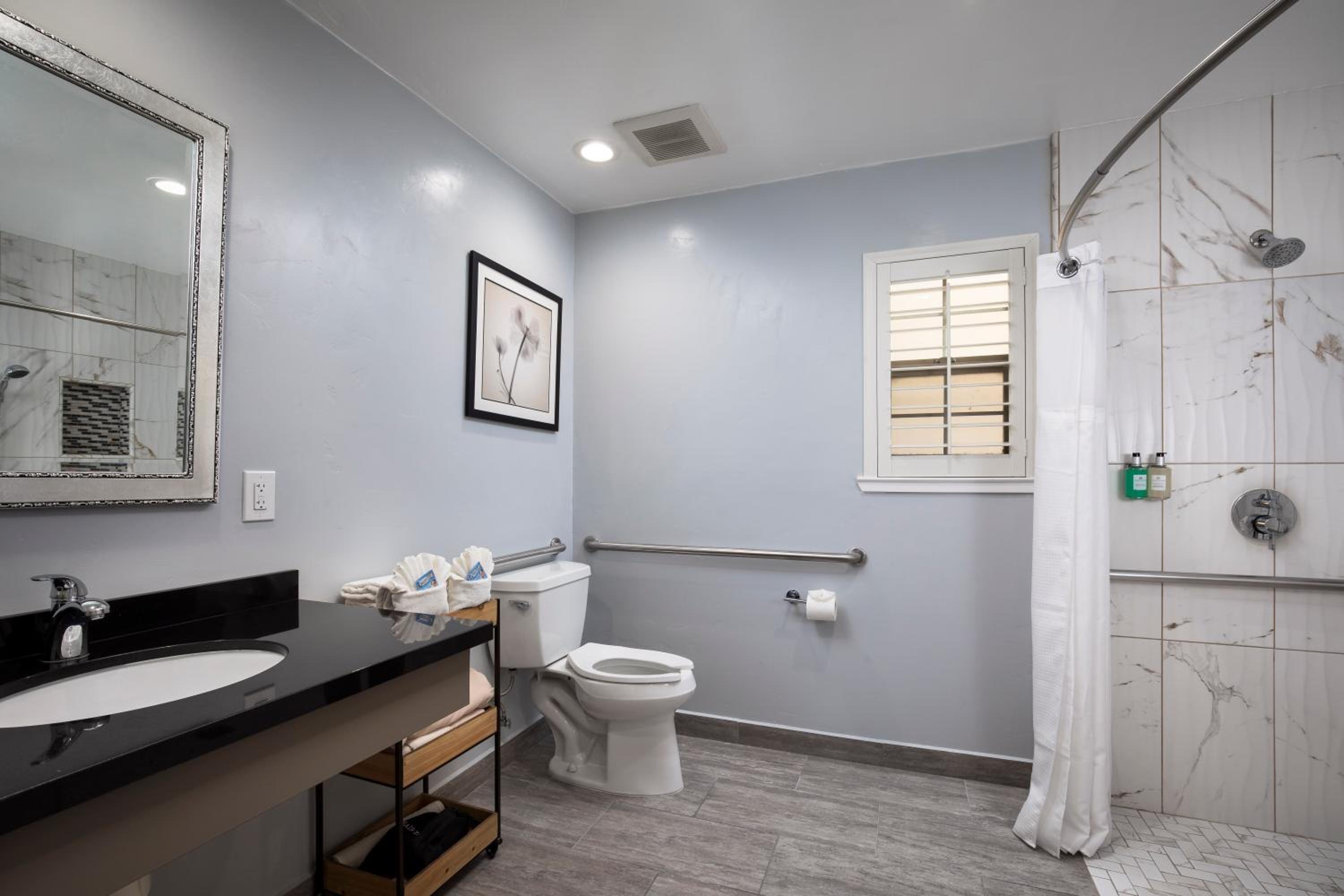 Candle Light Inn - Property Image 15