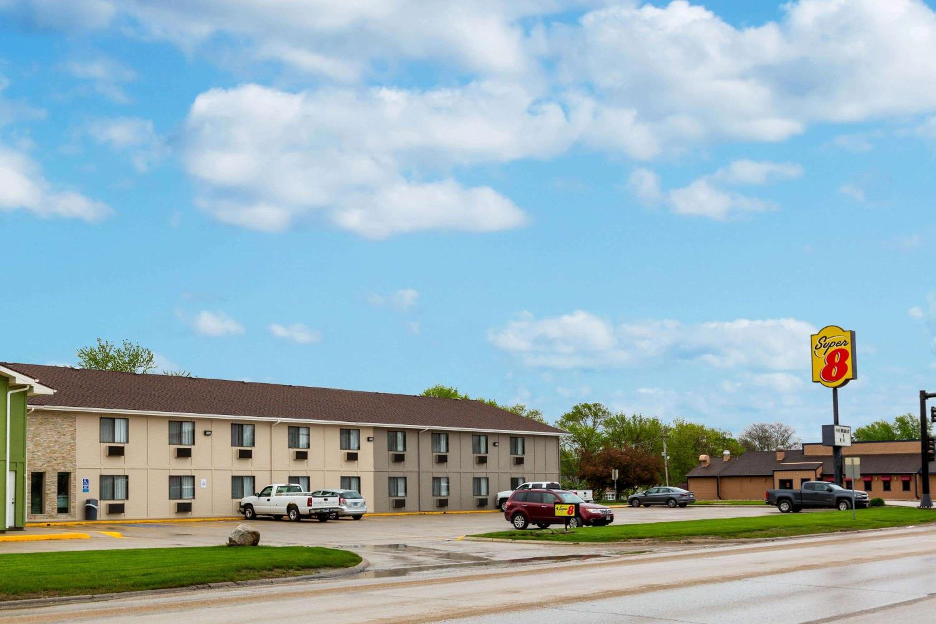 Super 8 by Wyndham Storm Lake - Property Image 16