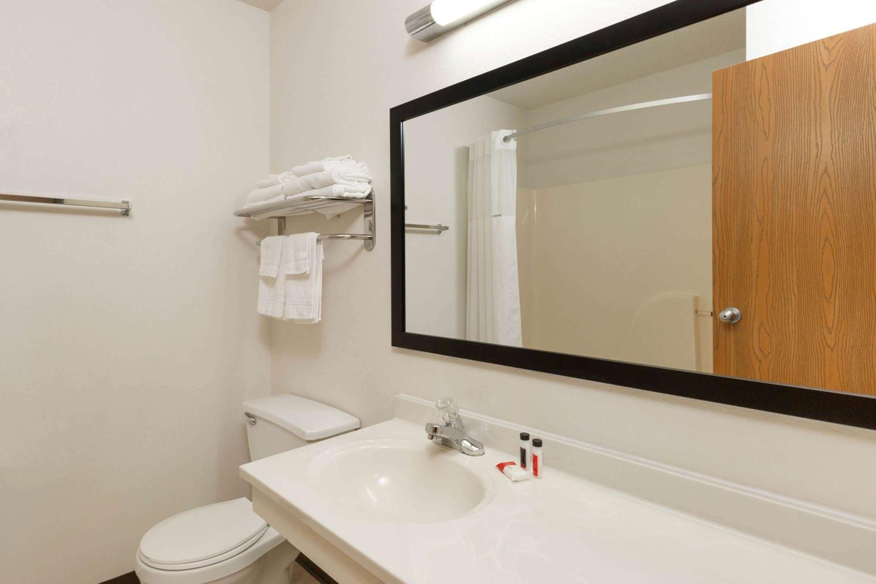Super 8 by Wyndham Storm Lake - Property Image 3