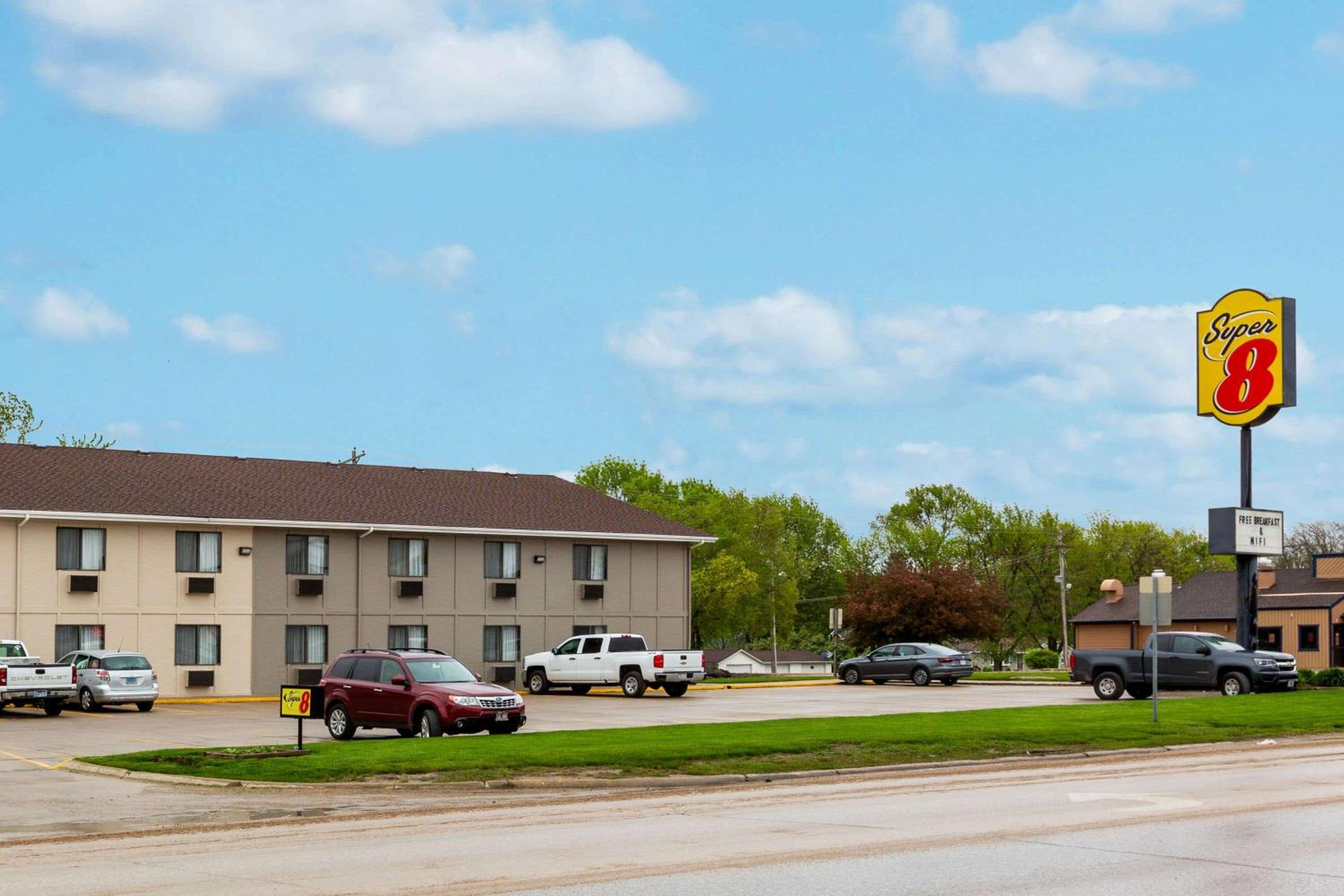 Super 8 by Wyndham Storm Lake - Property Image 9