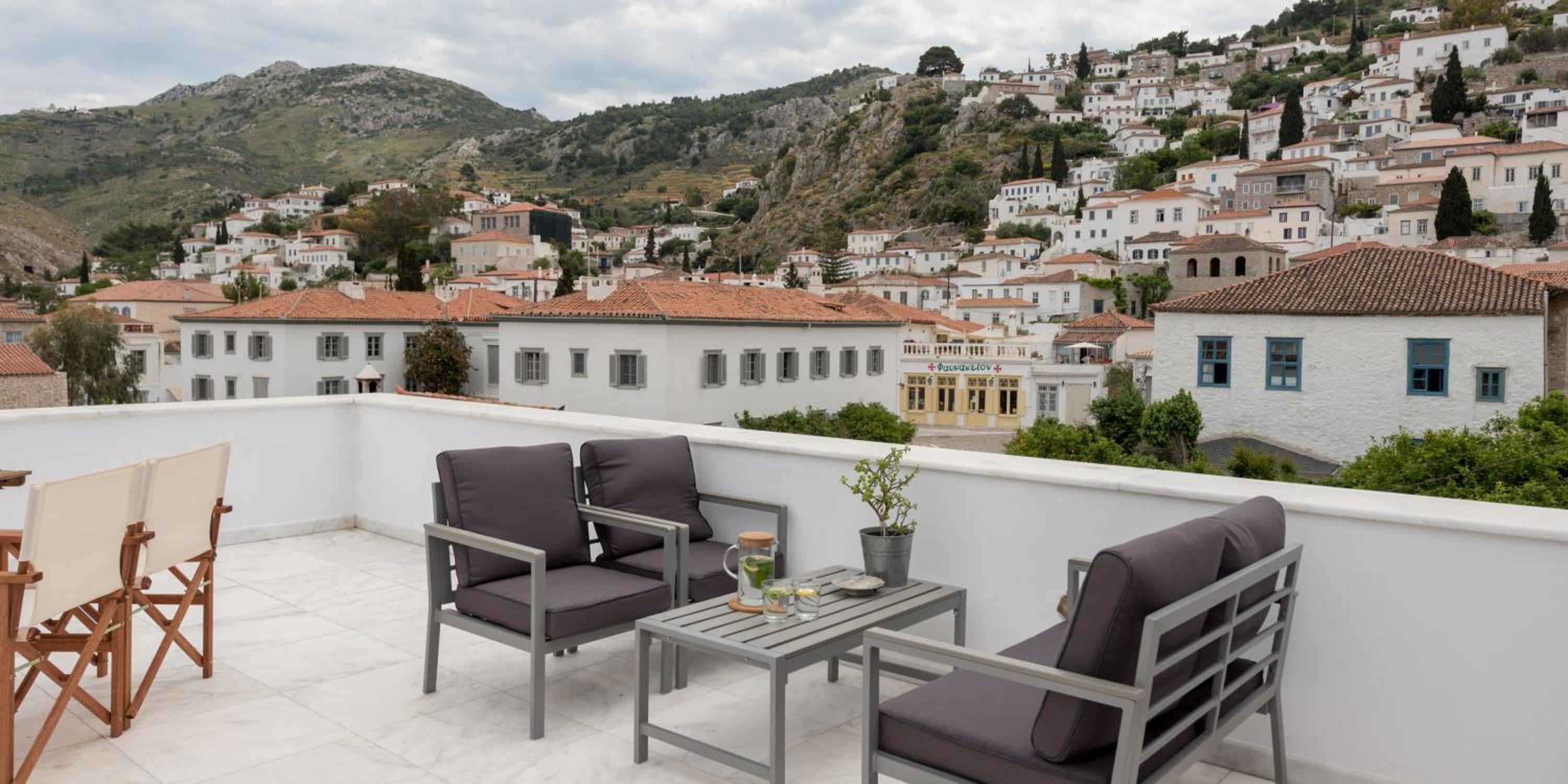 Hydras Chromata en Hydra — balance & terrace