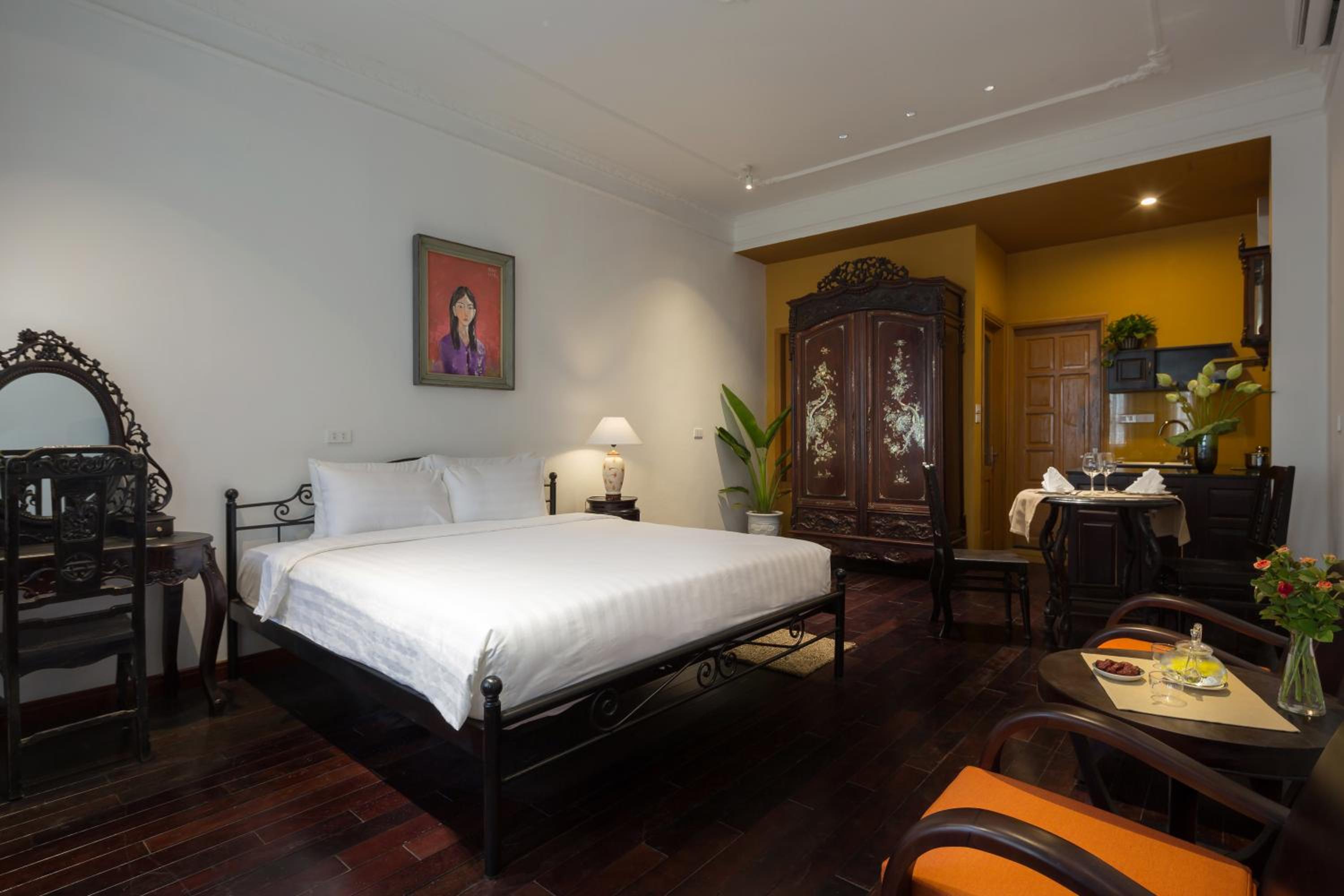 Centraltique Downtown - Bespoke Colonial House Near Hoan Kiem Lake