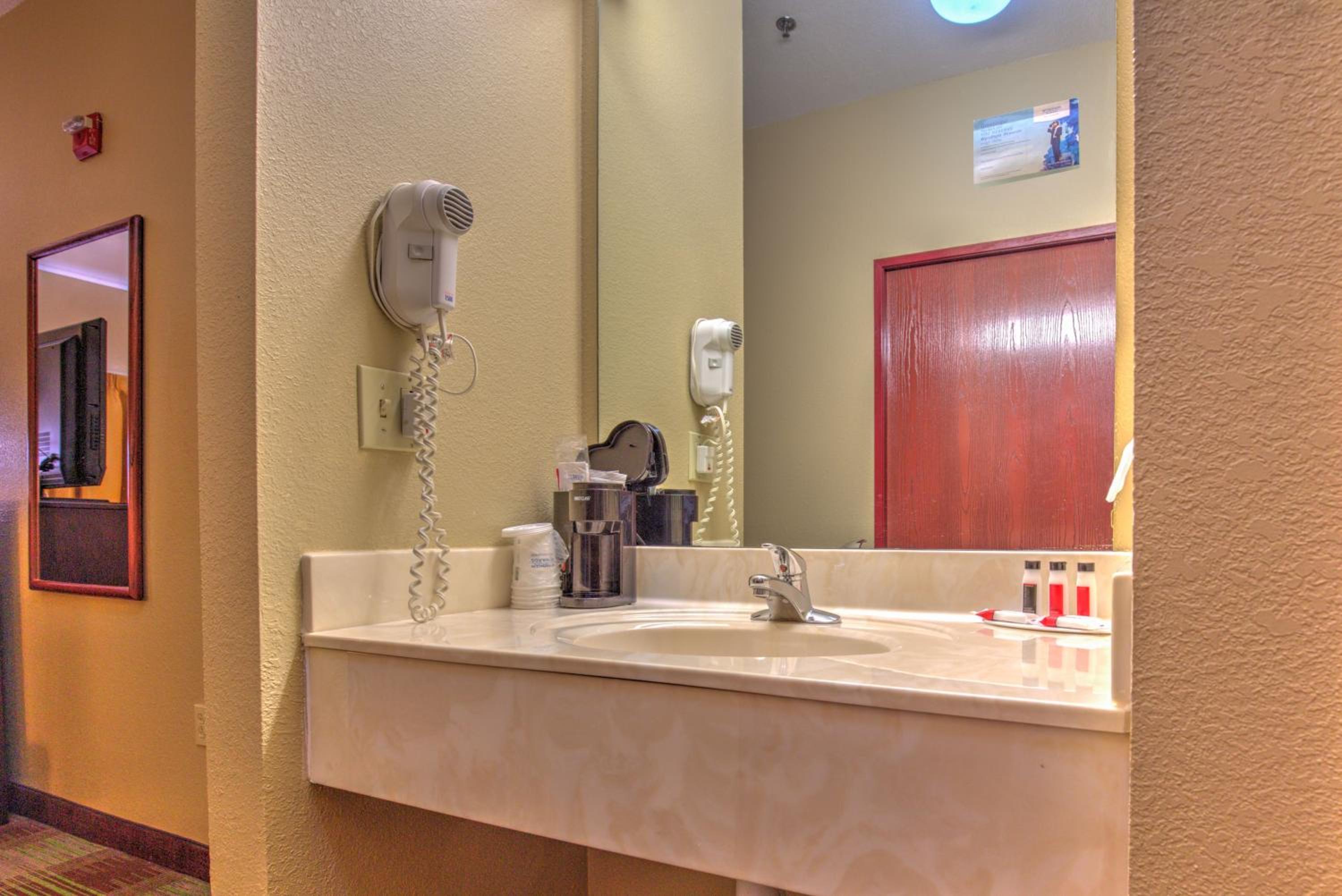 Super 8 by Wyndham Waterloo - Property Image 15
