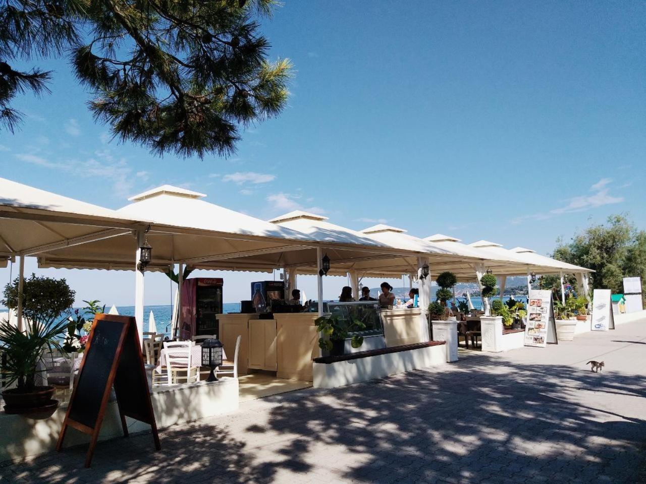 Apartments Kuce Lekovica Beach & snack bar- Bistro