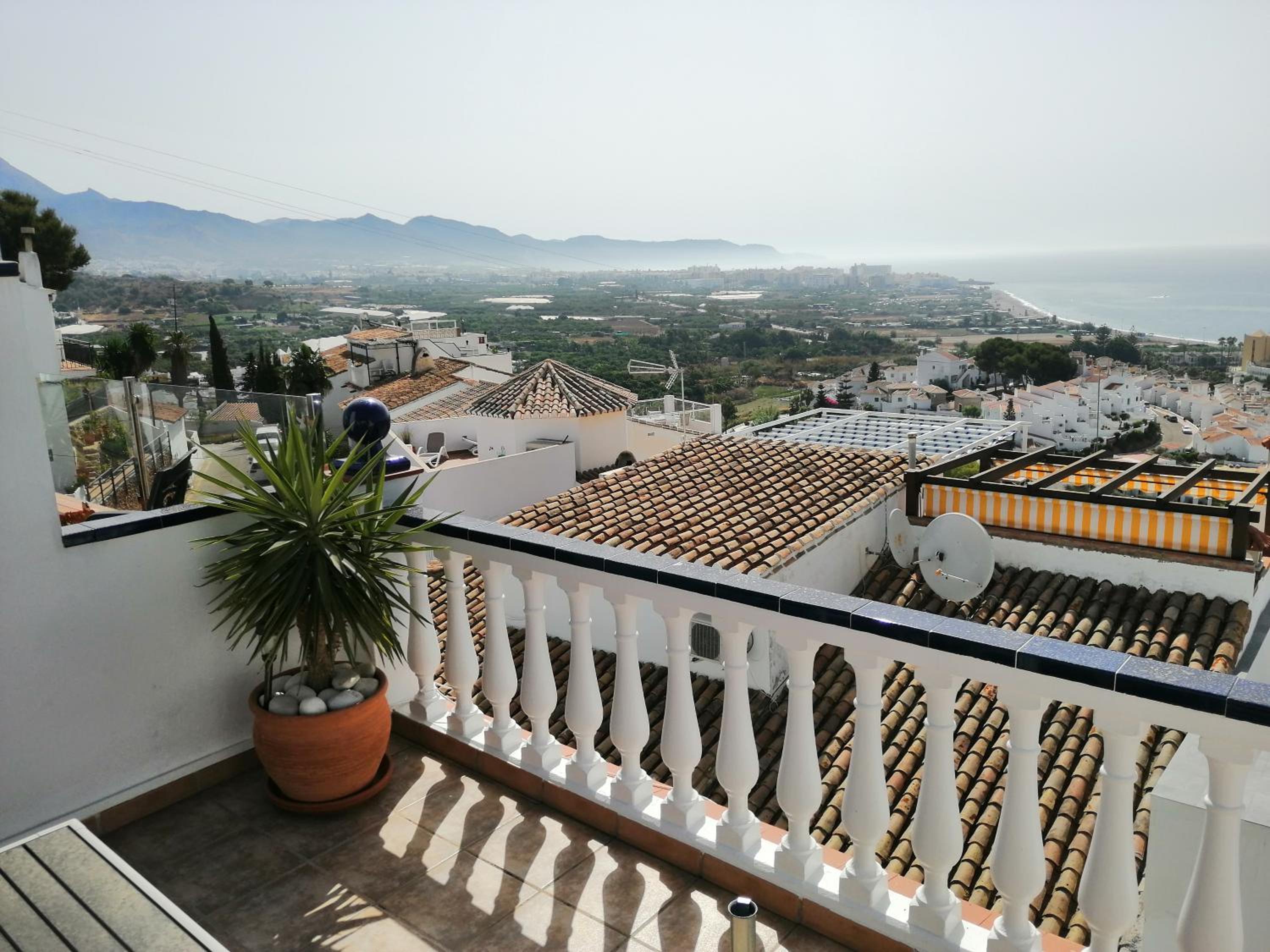 Plaza Cadiz 10 en Nerja — balance & terrace