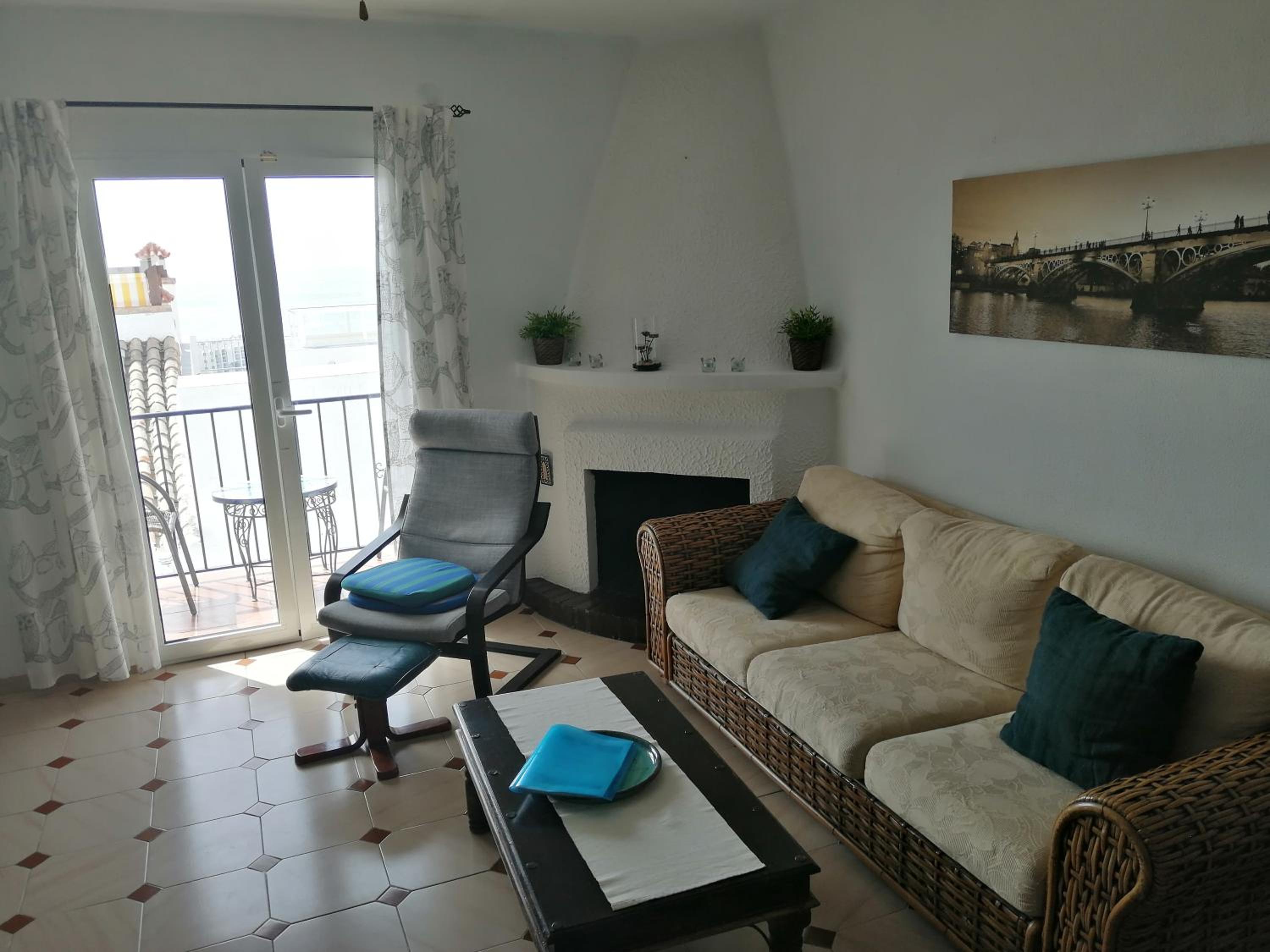 Plaza Cadiz 10 en Nerja — balance & terrace