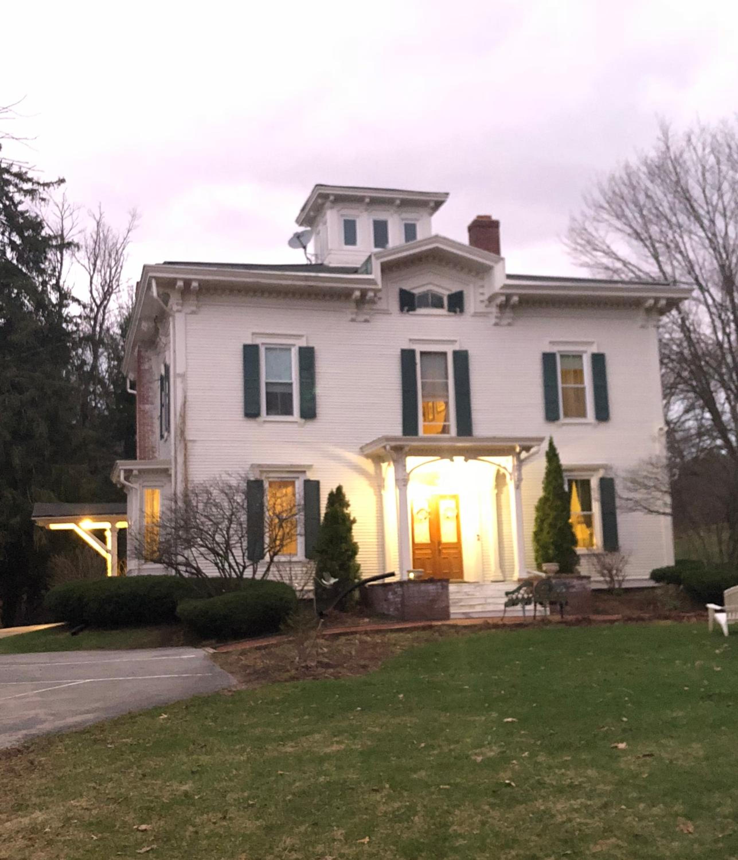 Rutland Vacations - Antique Mansion B  B - Property Image 10