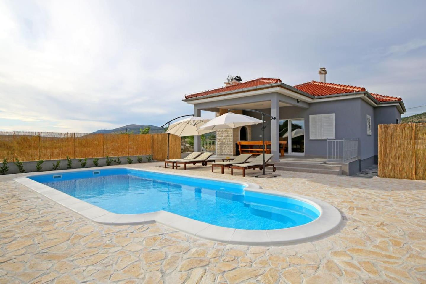Modern Guest House Rak with beautiful pool view 5