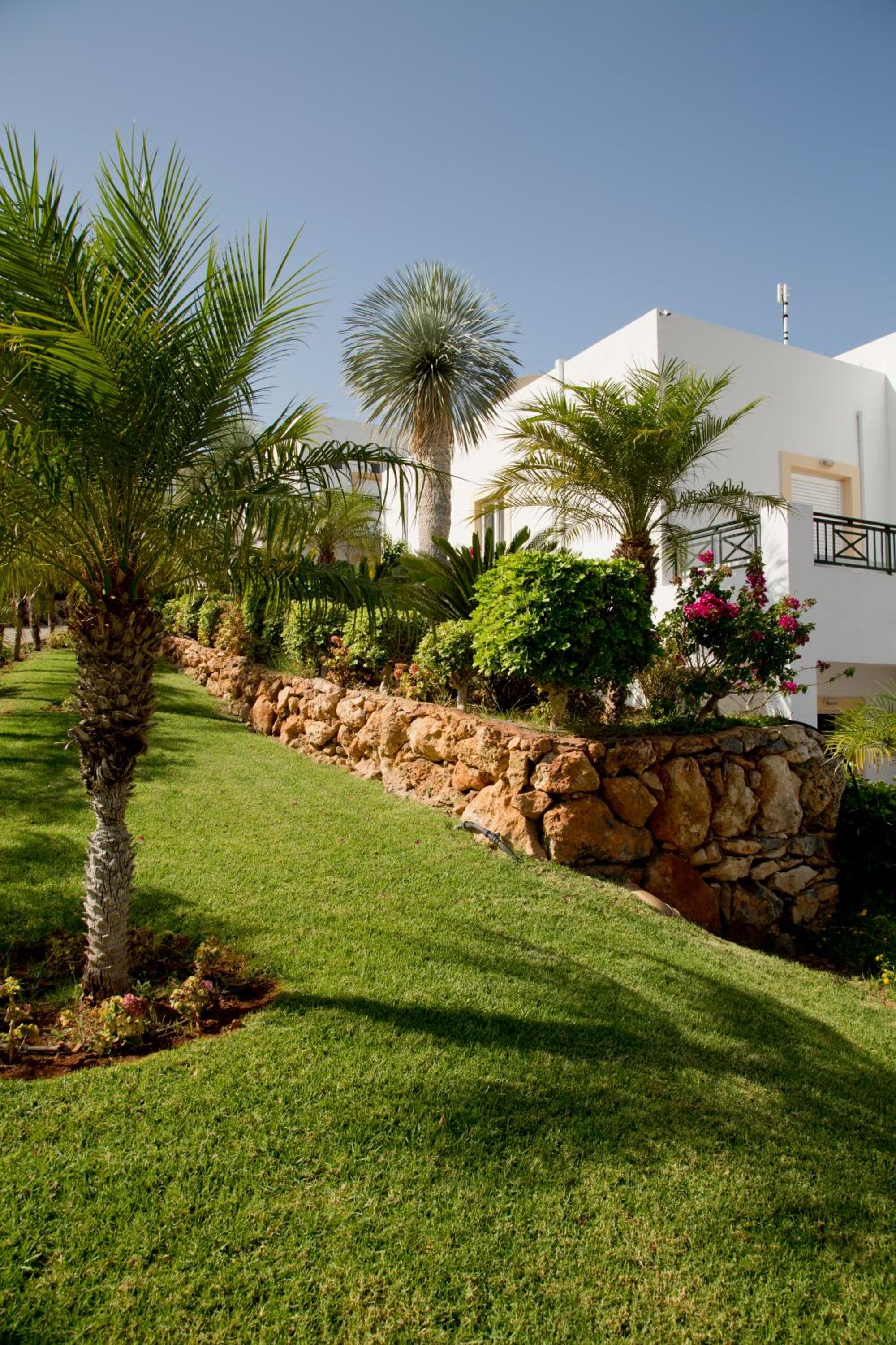 Lambis Studios & Apartments