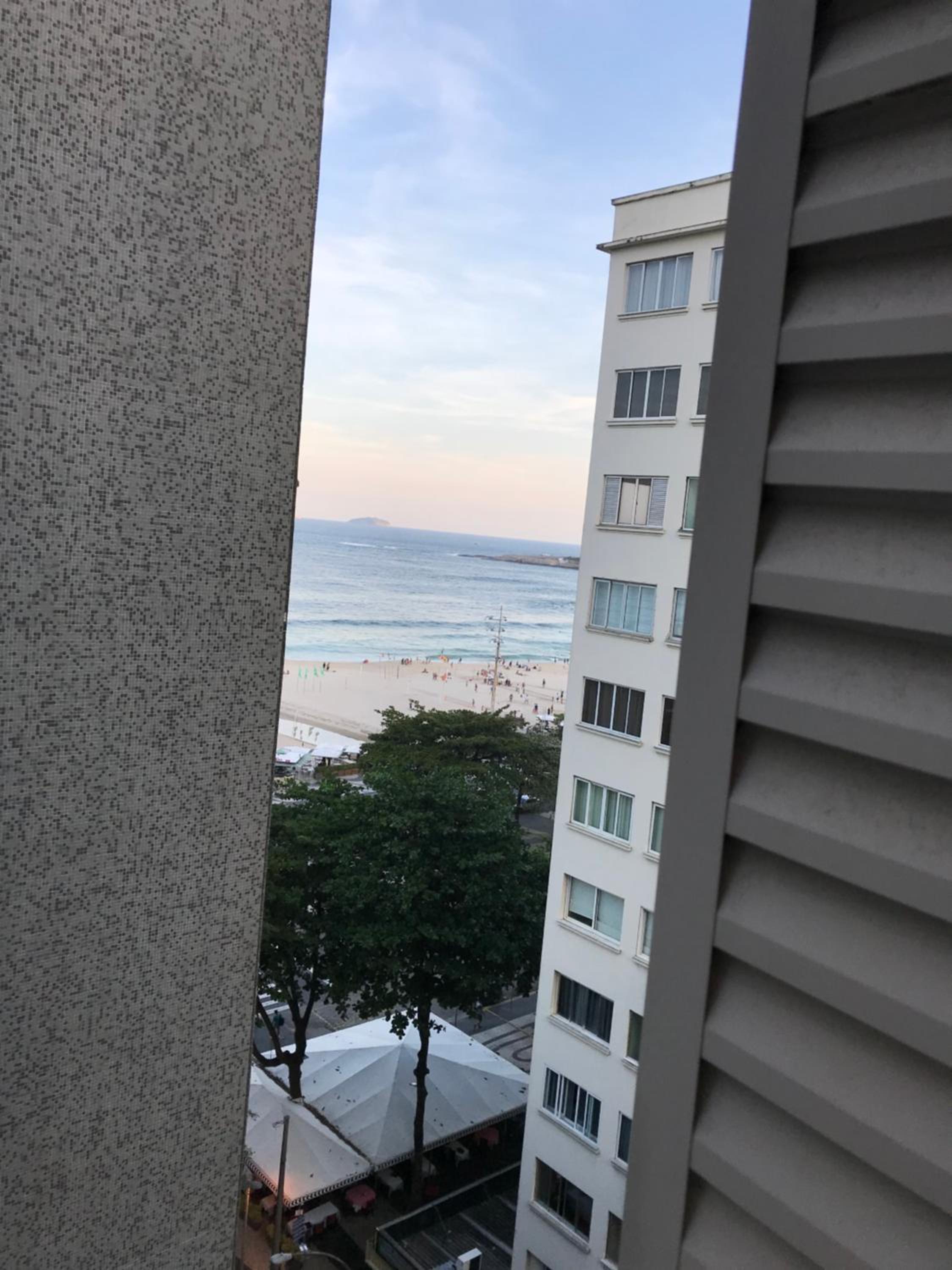 Residencial com serviços 45 metros decorado com sala, suíte e cozinha, vista parcial do mar, na quadra da praia de Copacabana photo 2
