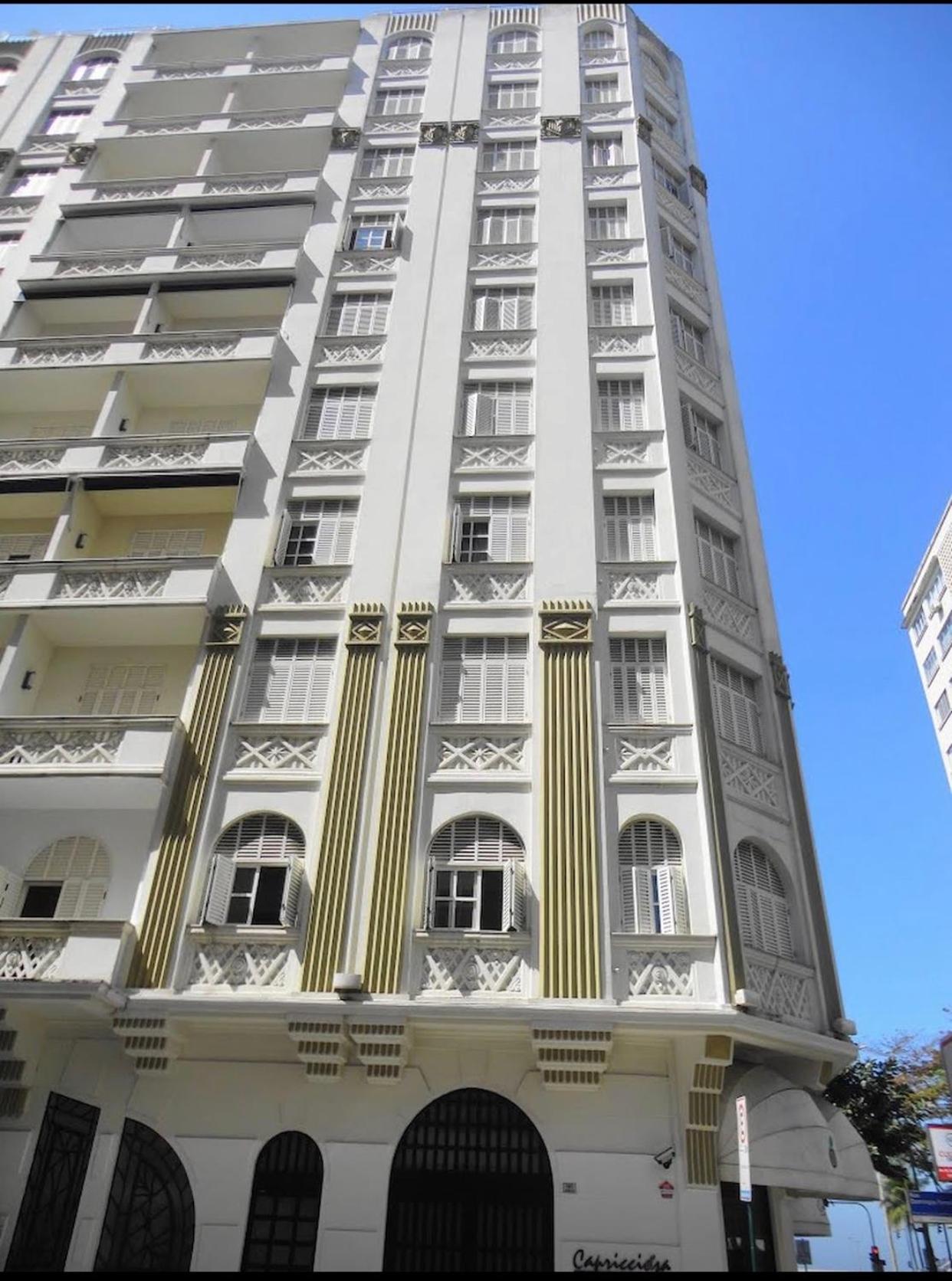 Residencial com serviços 45 metros decorado com sala, suíte e cozinha, vista parcial do mar, na quadra da praia de Copacabana — Rio De Janeiro