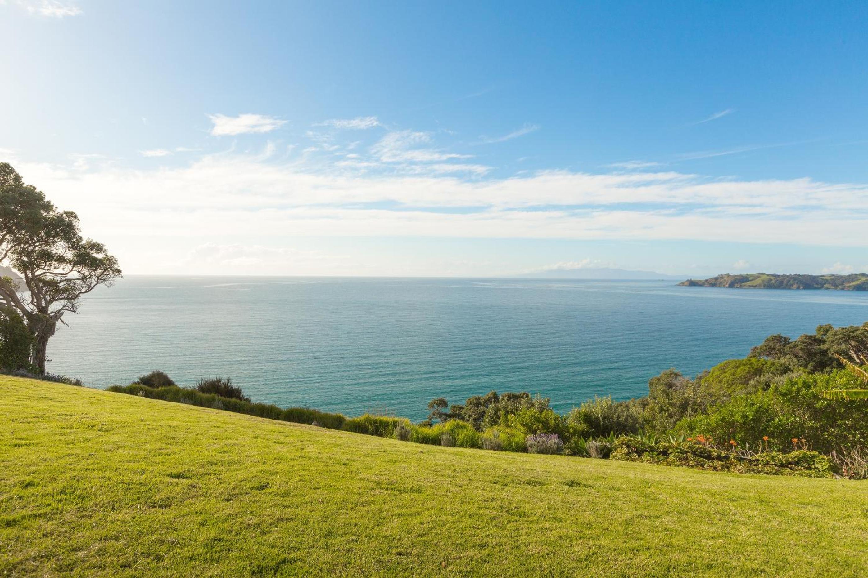 Moeraki with private walkway to Onetangi Beach by Waiheke Unlimited view 4