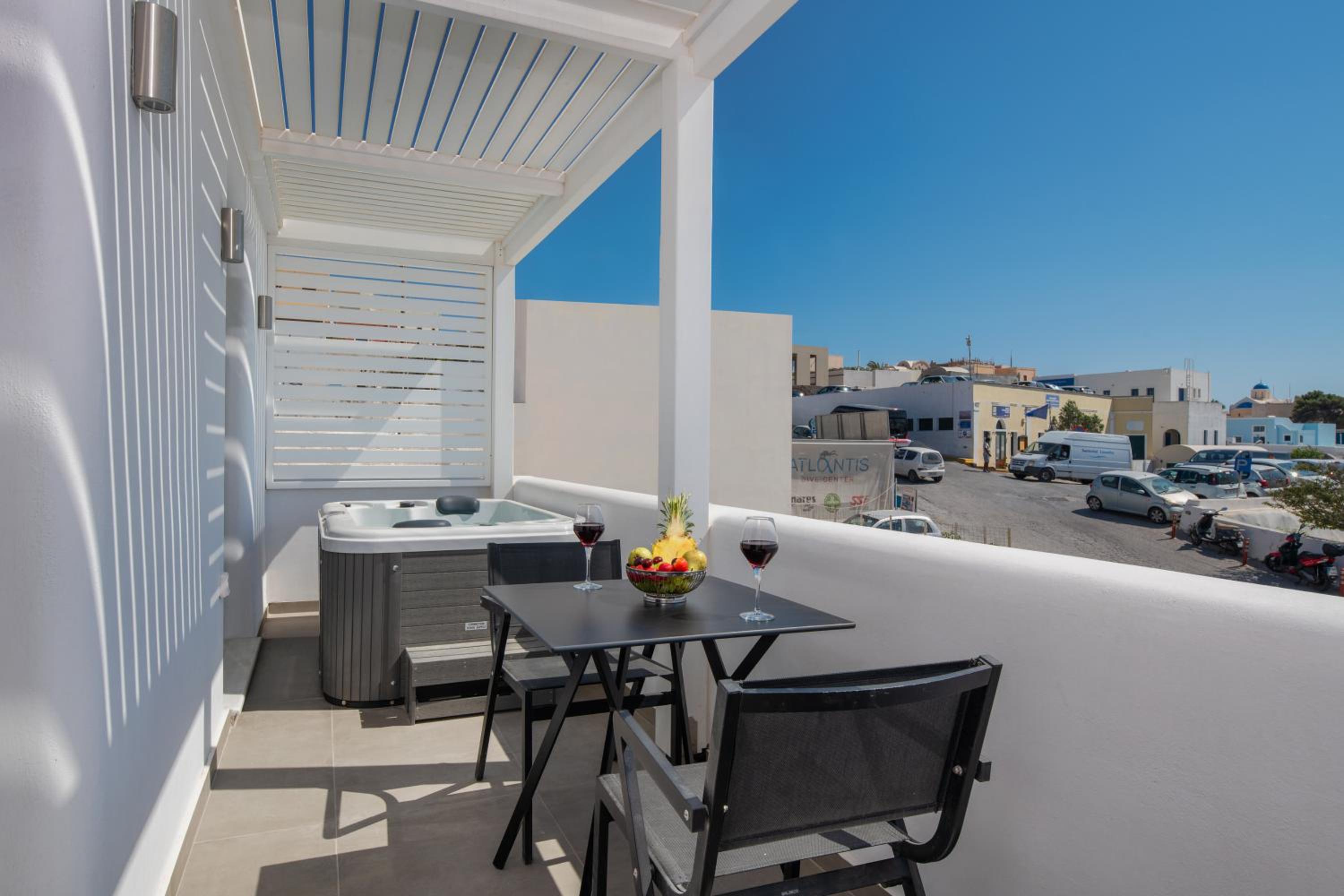 Elea Hub en Oia — balance & terrace