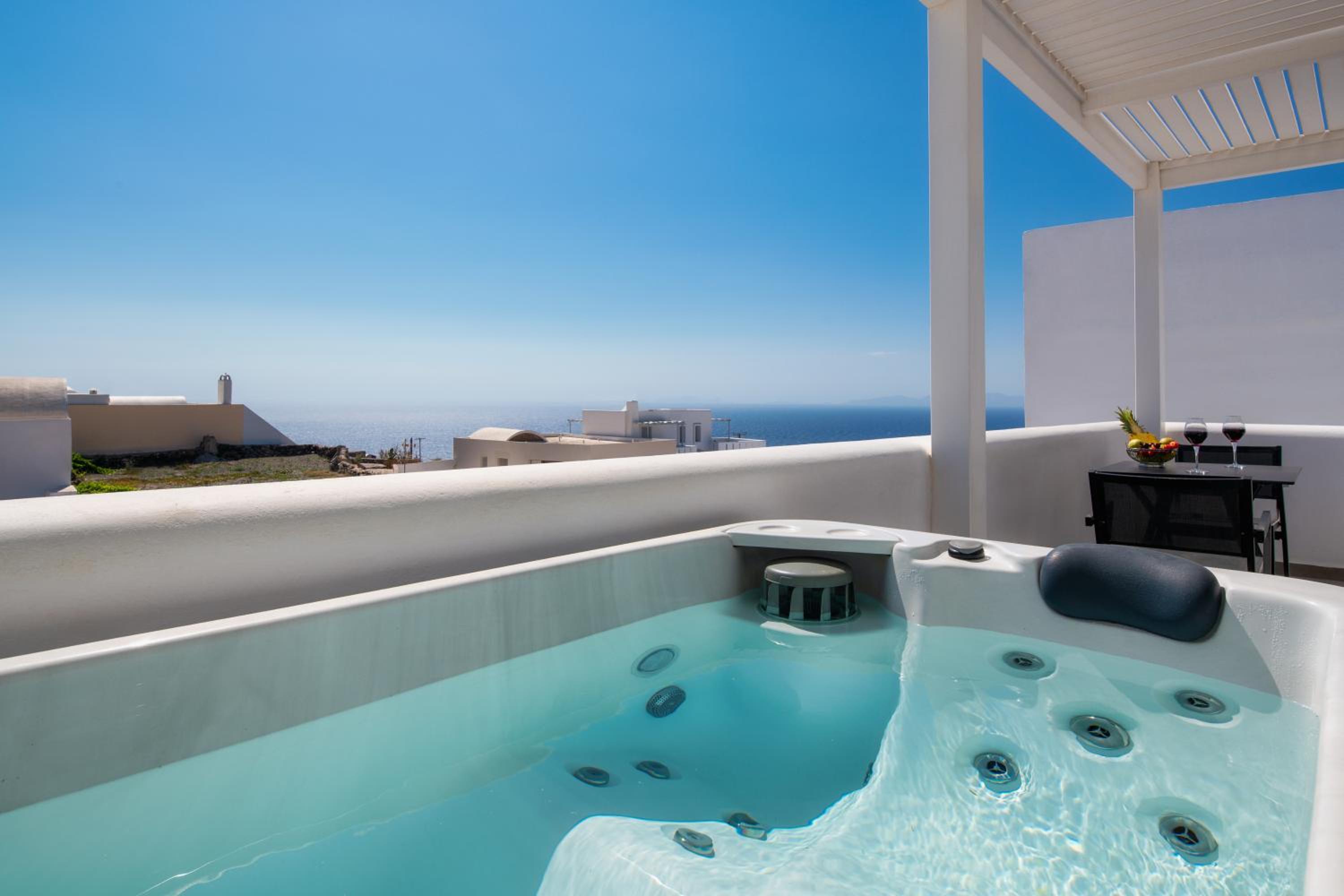 Elea Hub en Oia — balance & terrace